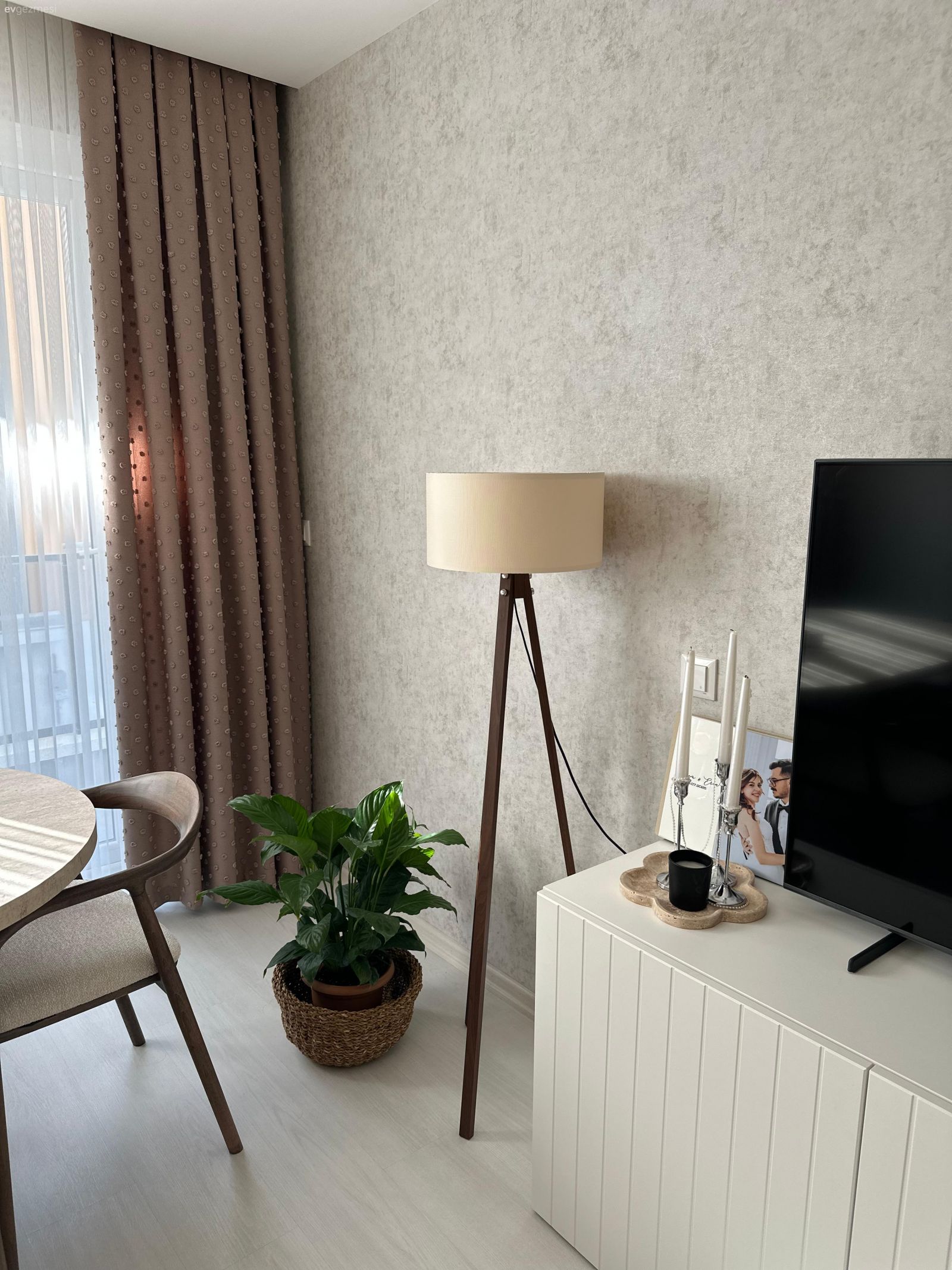 Gri duvar, Fon perde, Perde, Beyaz, Tül perde, Sandalye, Tv ünitesi, Lambader, Aydınlatma, Ev bitkisi