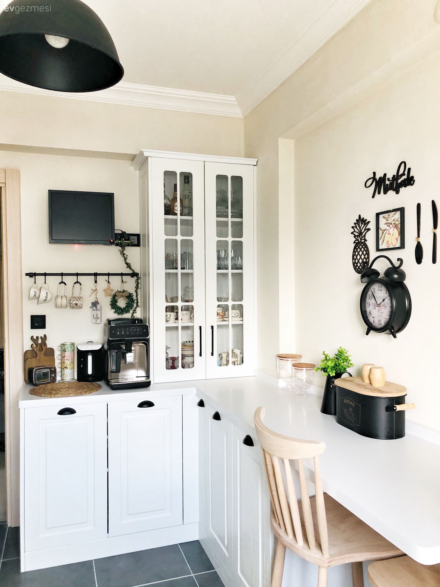 Beyaz mutfak, Mutfak, Beyaz, Siyah, Kahve köşesi, Sandalye, Mutfak aksesuarları, Mutfak duvar dekorasyonu