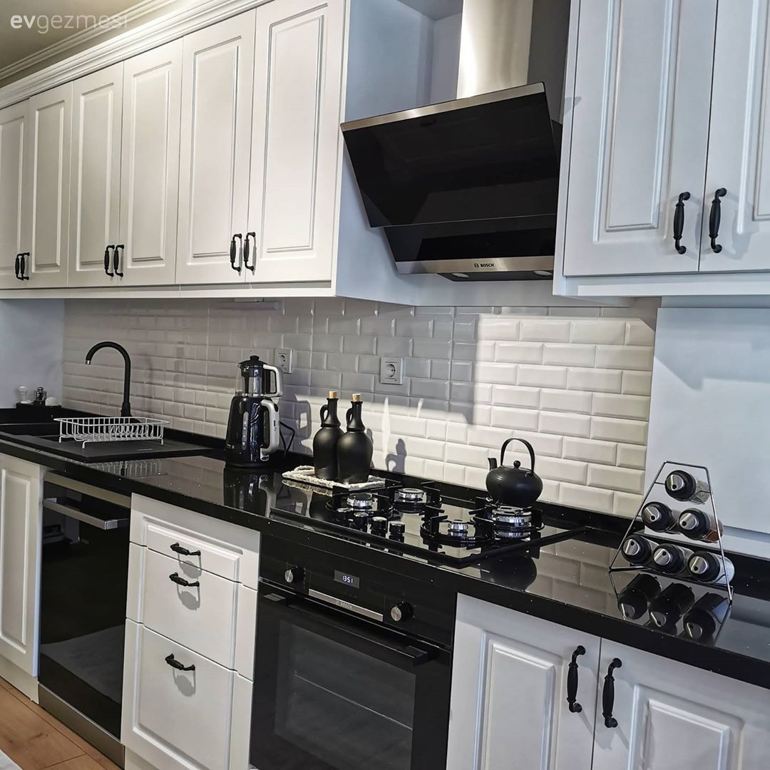 Mutfak, Beyaz, Siyah, Mutfak tezgahı, Mutfak tezgah arası, Tezgah arası seramik, Metro seramik, Seramik, Siyah tezgah, Shaker kapaklı dolaplar, Mutfak aksesuarları, Ankastre, Davlumbaz, Mutfak halısı, Ev bitkisi