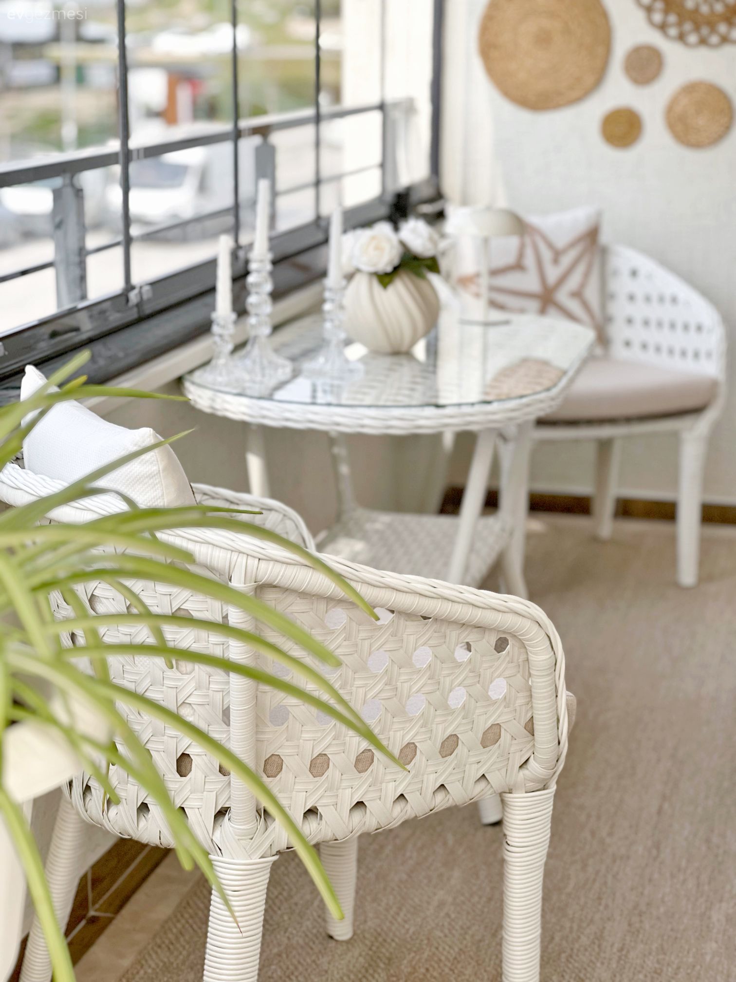 Balkon, Bohem Dekorasyon, Balkon oturma grubu, Balkon masası, Sandalye, Balkon halısı, Balkon duvar dekorasyonu, Kapalı balkon, Ev bitkisi