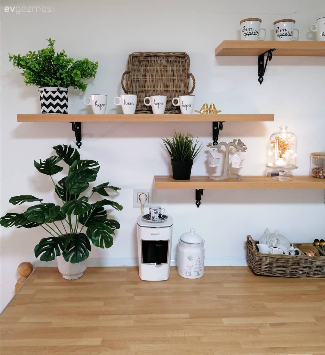 Beyaz ve Sıcacık Ahşap Mutluluk Deposu Bir Mutfak Ev