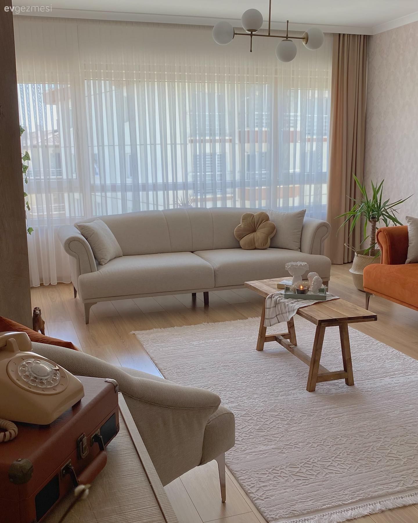 Bu Ankara Evi Beyazlıktan Ferahlık Turuncudan da Neşe Almış