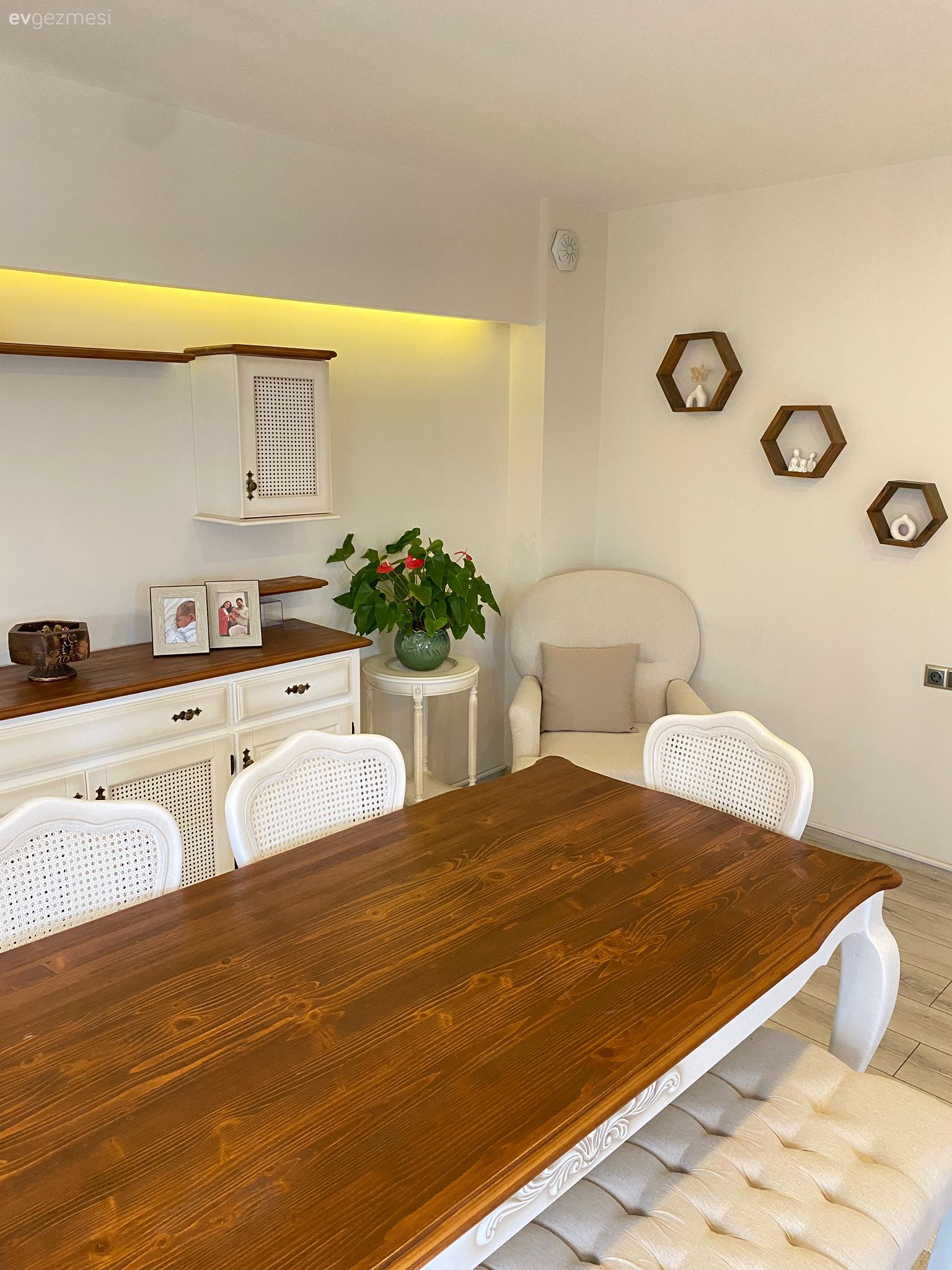 Yemek Odası, Yemek masası, Sandalye, Beyaz, Ahşap Mobilya, Konsol, Konsol üzeri dekoratif objeleri, Duvar dekorasyonu, Ev bitkisi