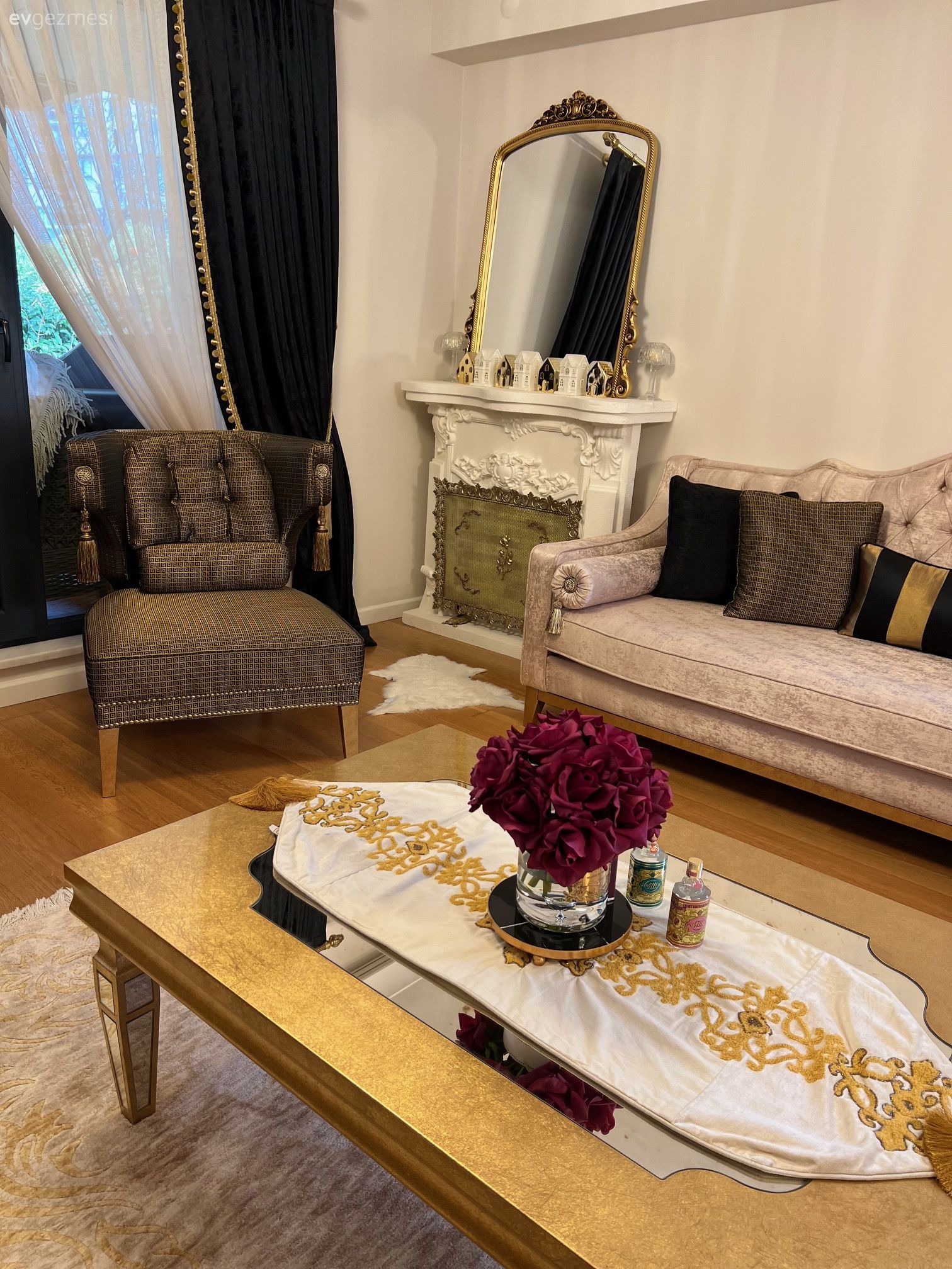 Salon, Bej, Gri, Ayna, Fon perde, Perde, Tül perde, Orta sehpa, Sehpa, Halı, Salon halısı, Kırlent, Ev tekstili