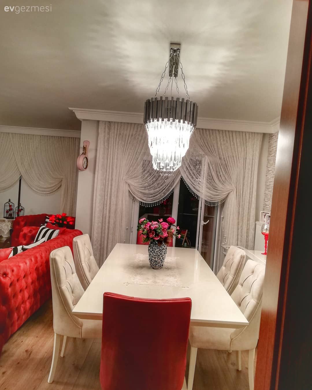 Bu Ev Klasik Stili ve Güçlü Renkleriyle Çok Şık