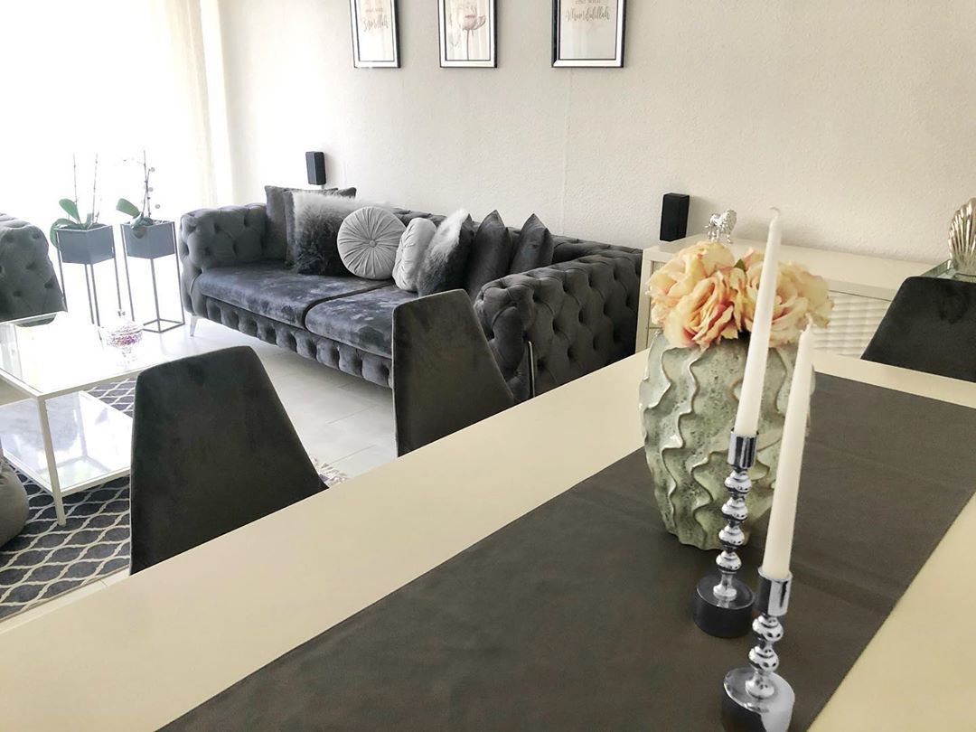 Salon, Modern, Beyaz, Siyah, Koltuk takımı, Kırlent, Ev tekstili, Halı, Orta sehpa, Sehpa, Salon halısı, Sehpa üstü aksesuarı, Ev Aksesuar, Tül perde, Perde, Çerçeve, Modern chesterfield, Yan sehpa, Puf, Sandalye, Yemek masası, Şamdan, Vazo