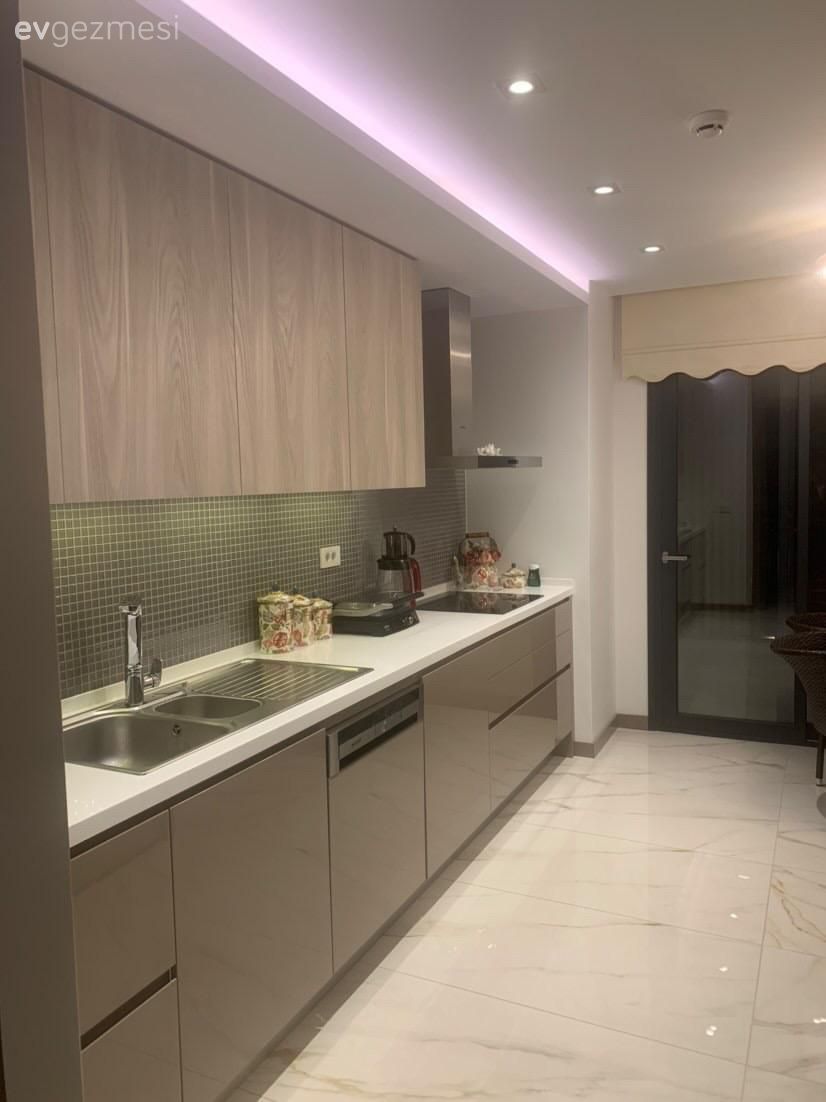 Bu İzmir Evinde Dingin Renkler Gösterişli Detaylarla Hareketlenmiş