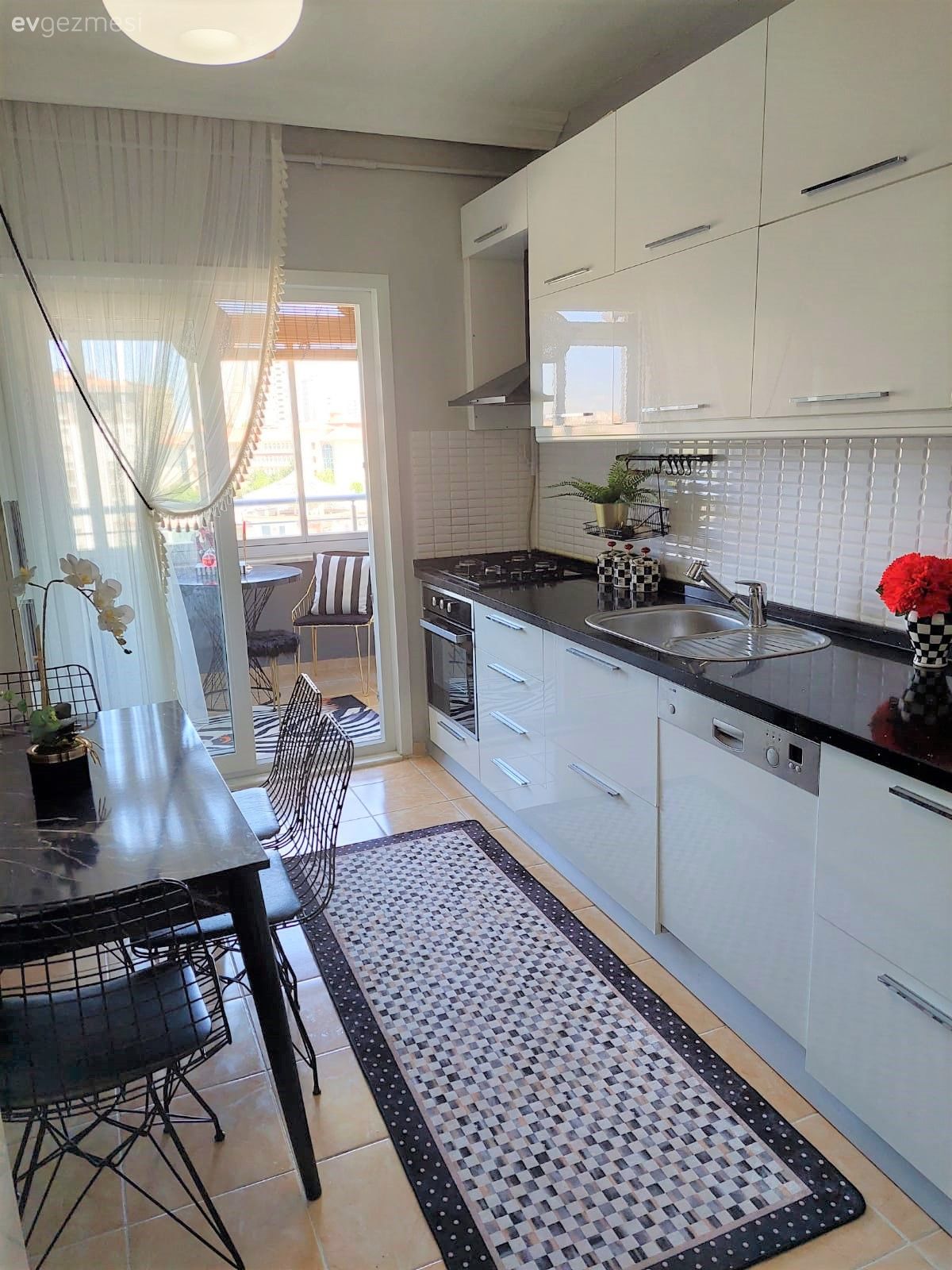 Mutfak, Beyaz, Siyah, Siyah tezgah, Mutfak tezgahı, Mutfak tezgah arası, Mutfak perdesi, Mutfak halısı, Sandalye, Mutfak masası, Mutfak Avize Modelleri