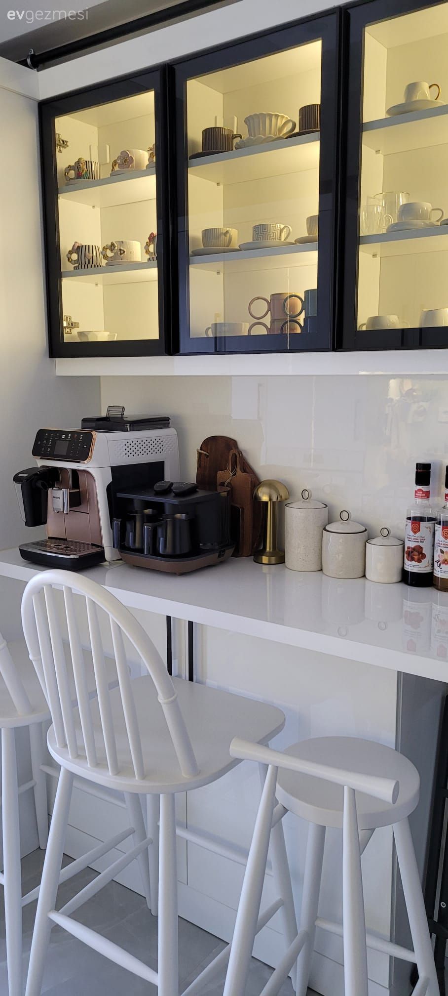 Kahve köşesi, Mutfak sandalyesi, Mutfak aksesuarları, Mutfak, Cam kapaklı dolap