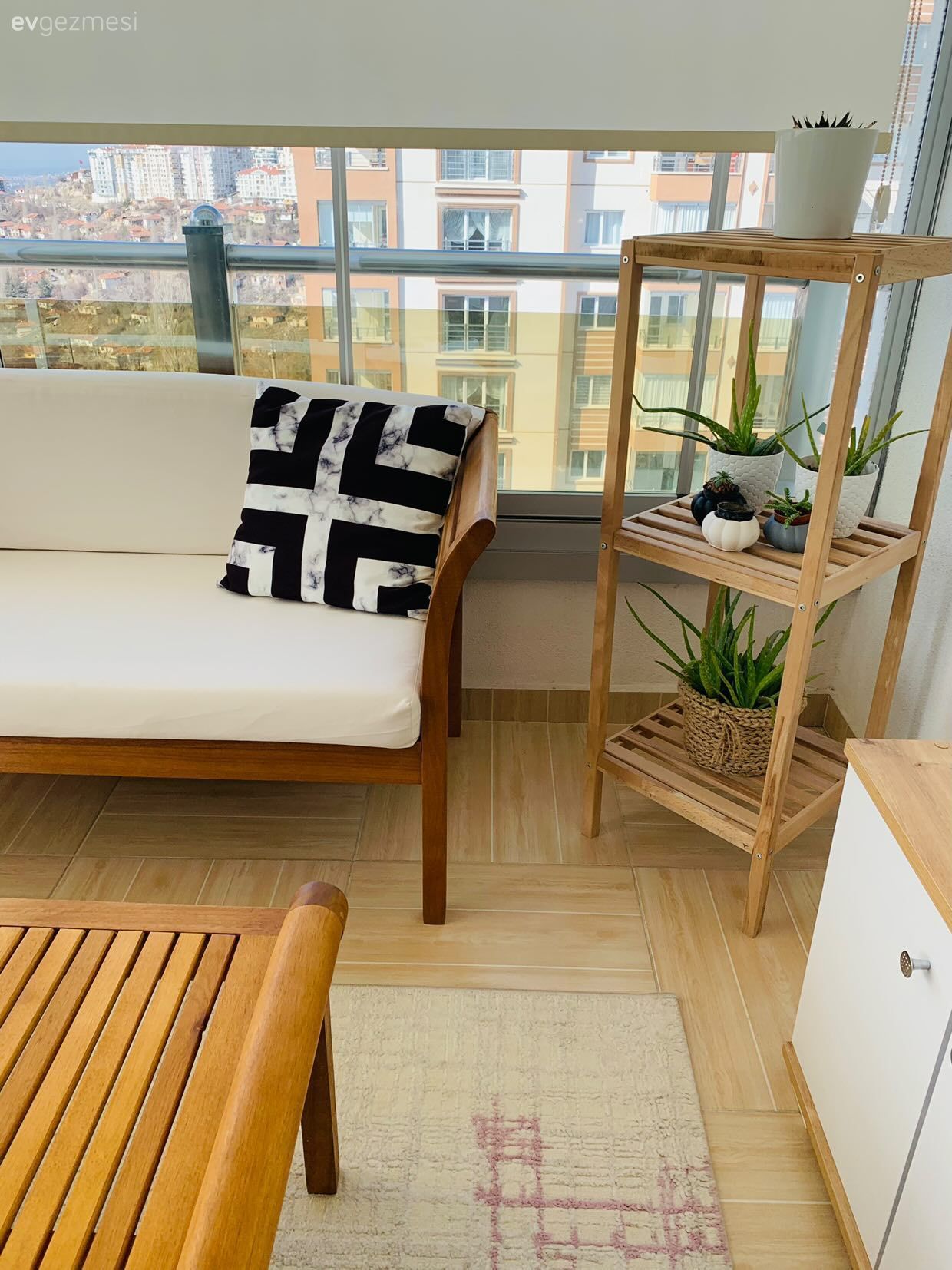 Balkon, Beyaz, Ahşap Mobilya, Balkon masası, Sandalye, Balkon halısı, Balkon perdesi, Ev bitkisi, Siyah- Beyaz, Kırlent, Ev tekstili, Hasır