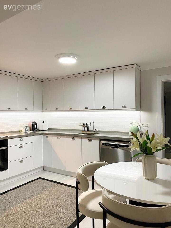 Mutfak, Beyaz, Siyah- Beyaz, Siyah, Krem, Bej, Mutfak tezgahı, Mutfak tezgah arası, Tezgah arası seramik, Mutfak halısı, Sandalye, Mutfak masası, Vazo, Ev Aksesuar, Çiçekler