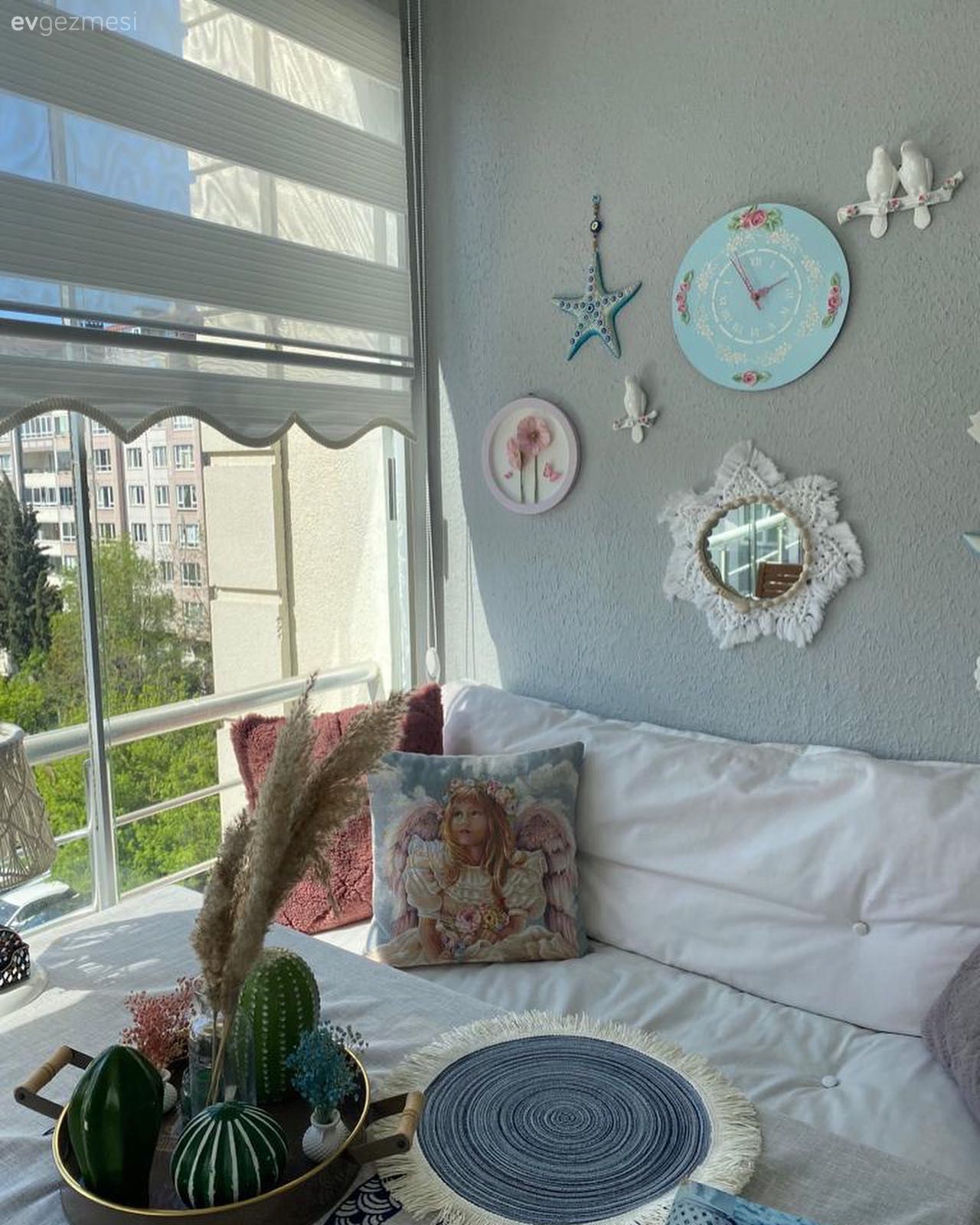 Balkon, Beyaz, Gri, Gri duvar, Kırlent, Ev tekstili, Balkon duvar dekorasyonu
