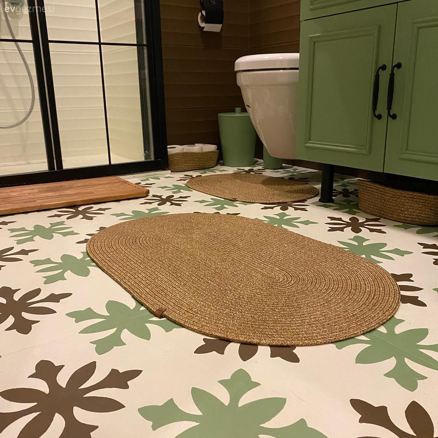 Yeşil ve Kahverengiyle Yenilenen Bu Banyo Adeta Doğanın Yansıması!