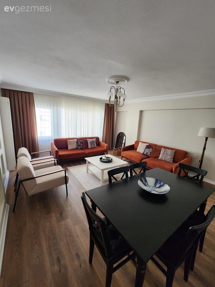 Salon, Bohem Dekorasyon, Turuncu, Beyaz, Siyah, Koltuk takımı, Berjer, Orta sehpa, Sehpa, Halı, Salon halısı, Kırlent, Ev tekstili, Tv ünitesi, Tv ünitesi aksesuarları, Ev Aksesuar, Avize, Aydınlatma, Sandalye, Yemek masası, Lambader, Parke