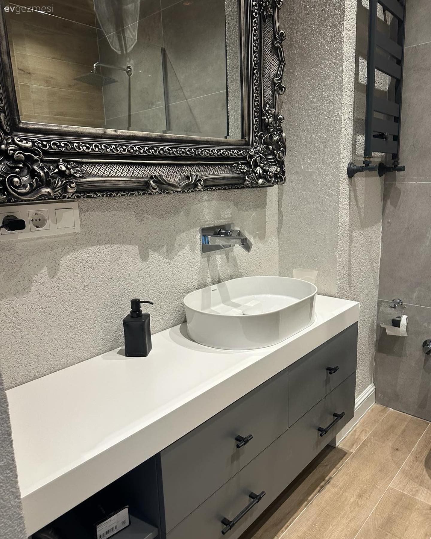 Bu Modern Banyoda Aynanın İddiası Oldukça Fazla