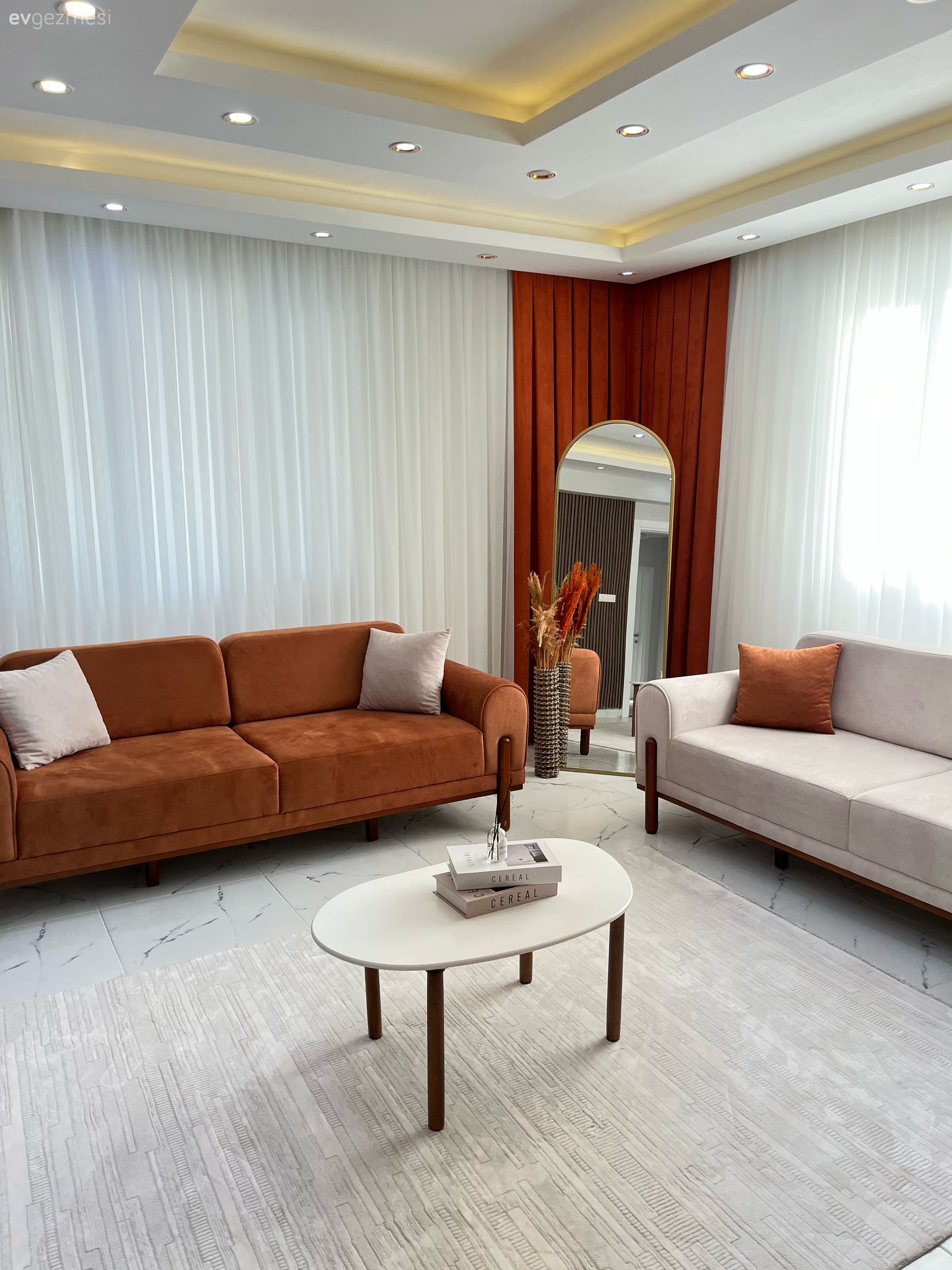 Bu Hatay Evinde Beyaz ve Turuncu Uyumu Esas Alınmış