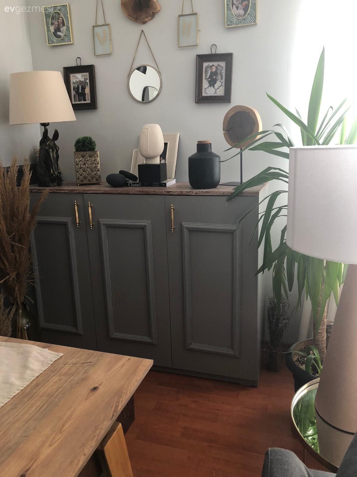 Gri, Gri duvar, Abajur, Aydınlatma, Çerçeve, Ev bitkisi, Parke, Yan sehpa, Sehpa