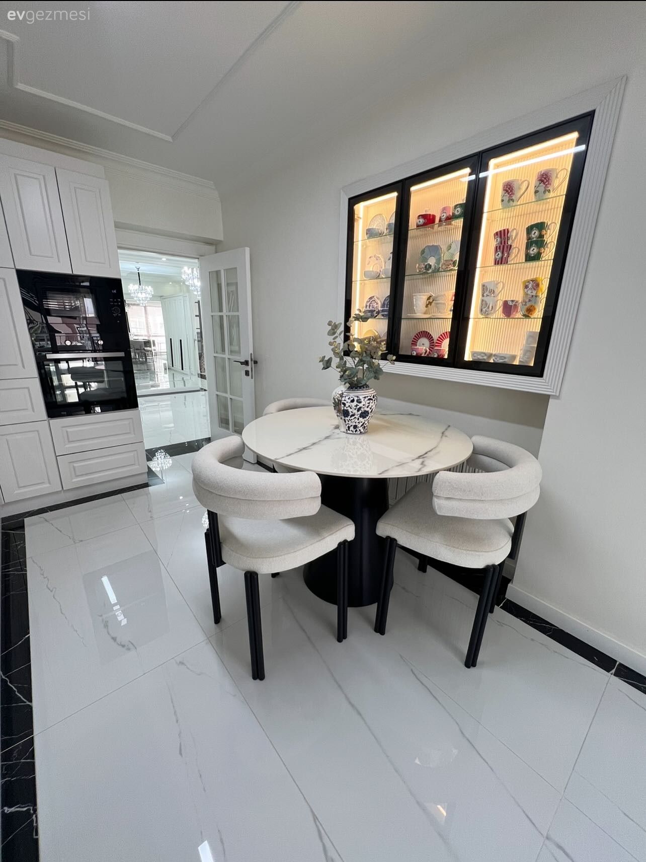 Koridor Tipi Bu Mutfağın Her Köşesine Bir Dolap Gelmiş