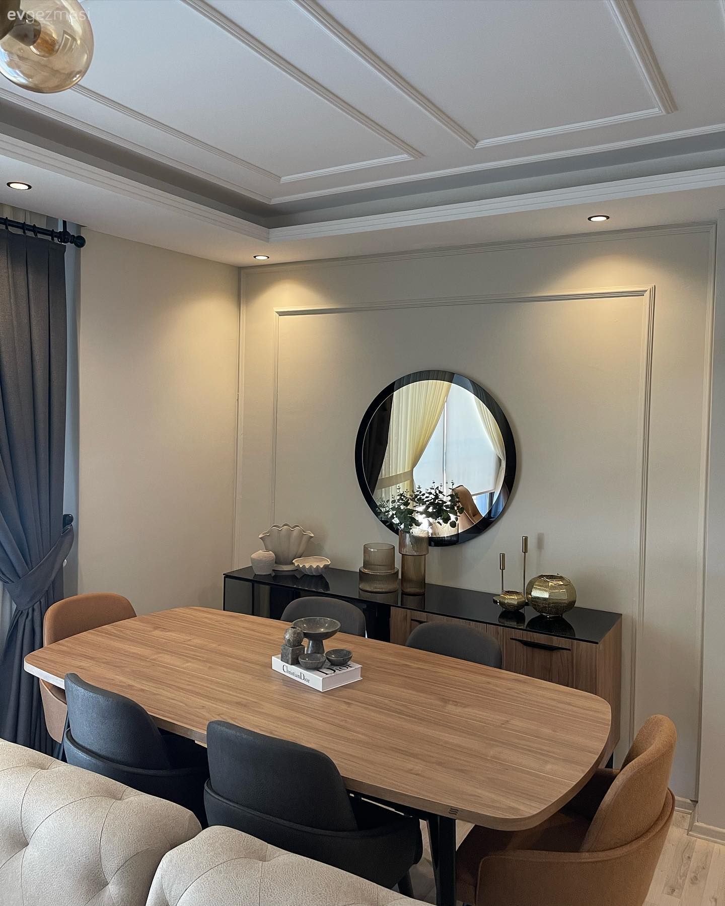 Duvar çıtalama, Krem duvar, Bej, Siyah, Ahşap Mobilya, Gri, Tavan dekorasyon, Dekoratif Objeler, Spot aydınlatma, Aydınlatma, Konsol, Konsol üzeri dekoratif objeleri