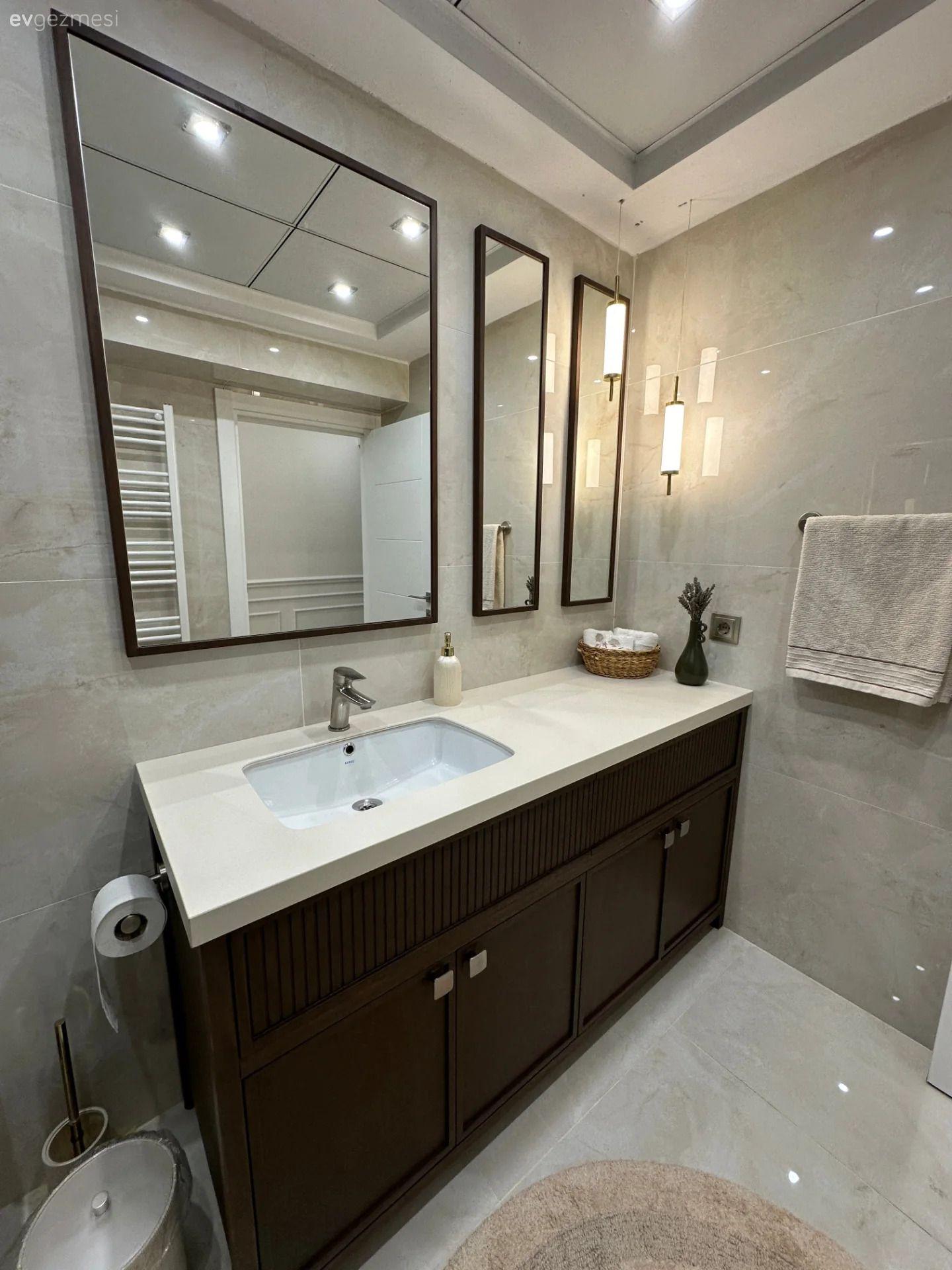 Banyo, Modern banyo, Kahverengi, Beyaz, Banyo dolabı, Banyo lavabosu, Ayna, Banyo aynası, Banyo aksesuarları, Banyo seramikleri, Banyo aydınlatması, Paspas, Banyo tezgahı