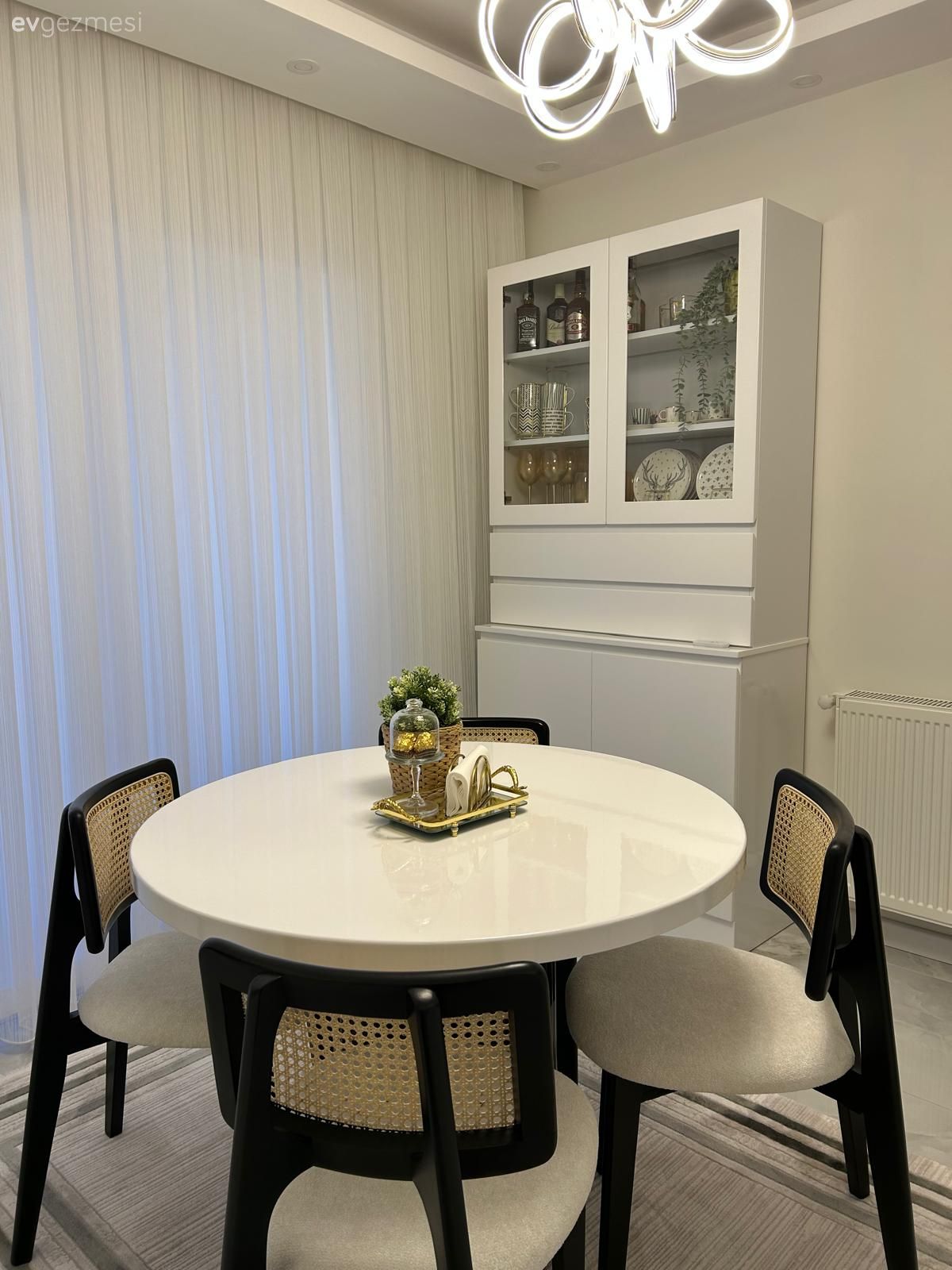 İzmir'deki Bu Evde Tamamlayıcı Parçalar Cazibe Kaynağı