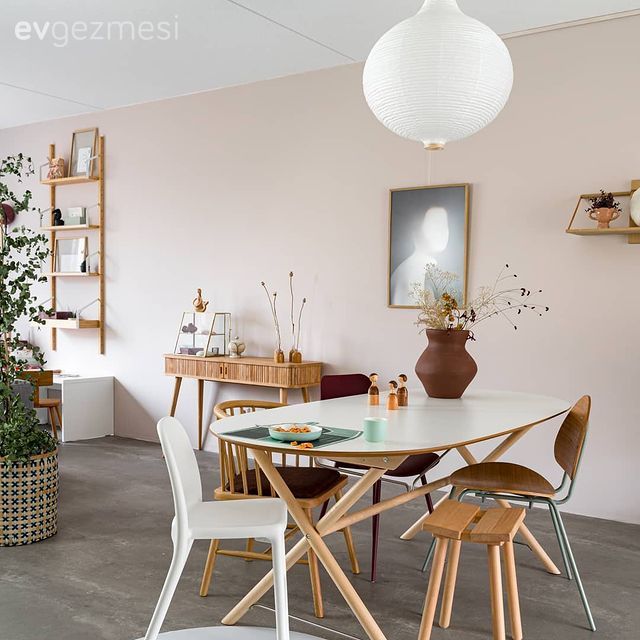 Yemek Odası, İskandinav, Ahşap Mobilya, Beyaz, Yemek masası, Sandalye, Tablo, Duvar dekorasyonu, Vazo, Ev Aksesuar, Avize, Aydınlatma, Yemek odası avizesi, Çiçekler
