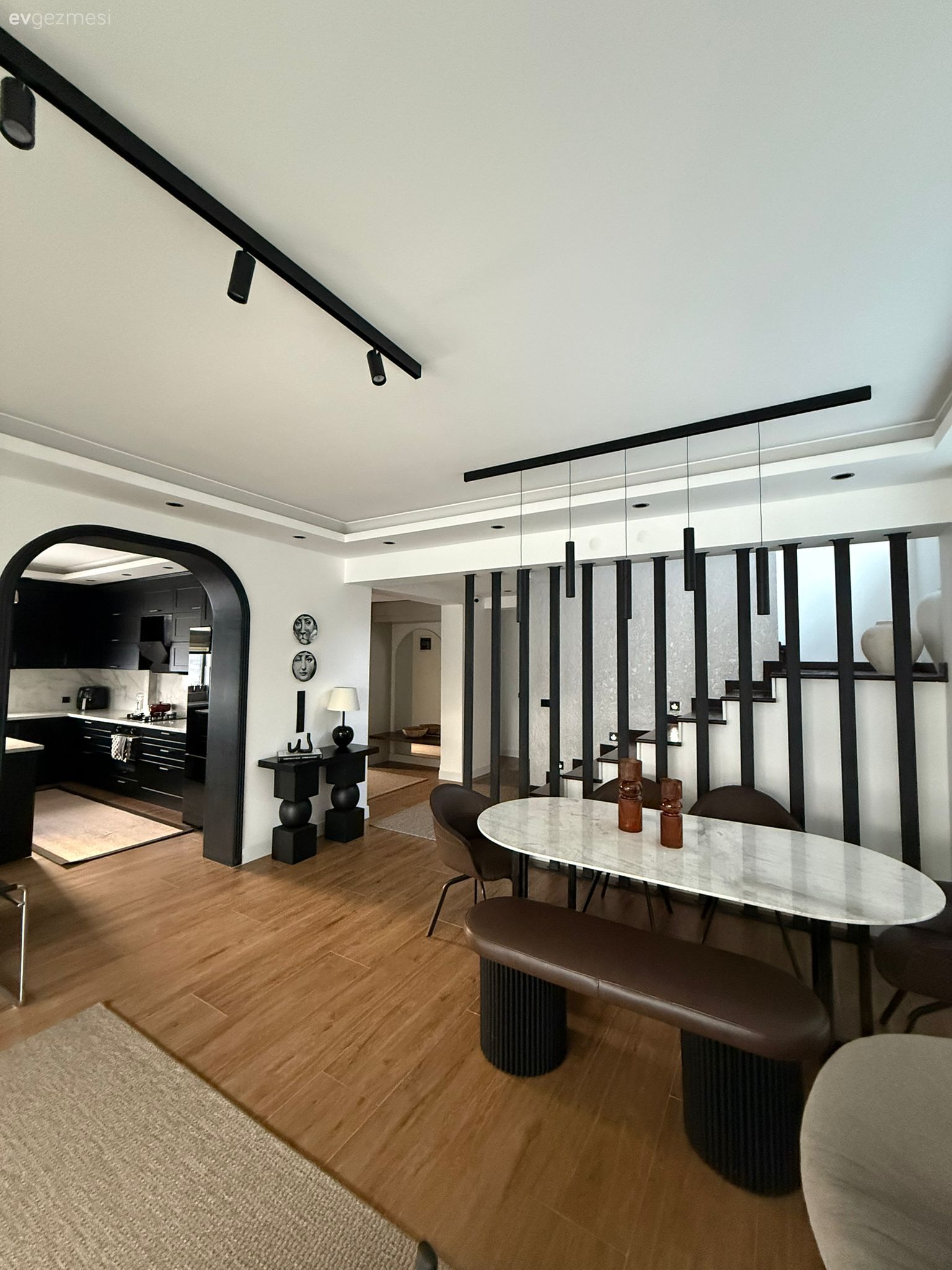 Bu Sakarya Evinde Siyah Renge Ayrıca Önem Verilmiş