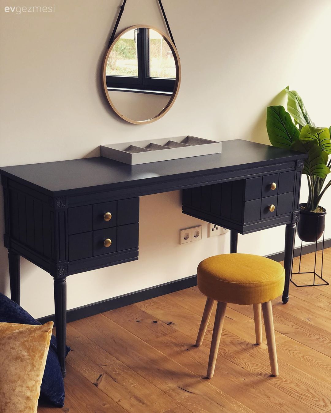 Makyaj masası, Yatak Odası, Siyah, Sarı, Puf, Makyaj aynası, Ev bitkisi, Çiçeklik