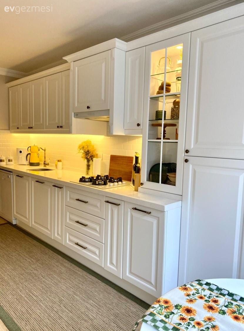 Mutfak, Beyaz, İskandinav, Shaker kapaklı dolaplar, Mutfak tezgahı, Mutfak tezgah arası, Tezgah arası seramik, Yolluk, Halı, Led aydınlatma, Aydınlatma
