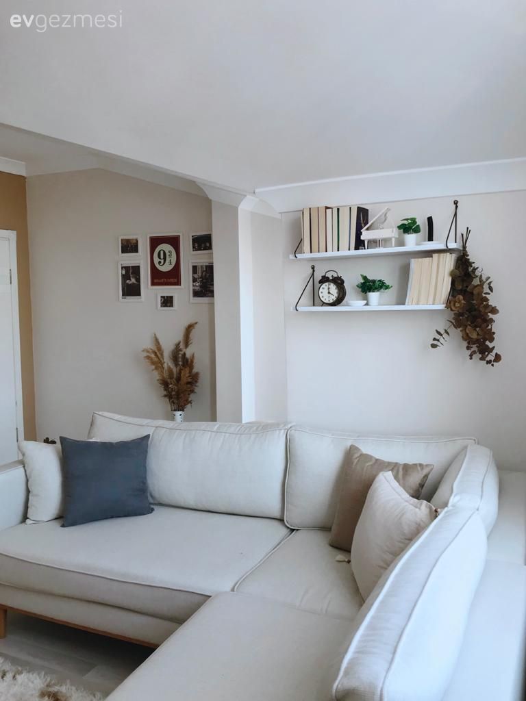 Çatı katı, Salon, Beyaz, Krem, Bej, Koltuk takımı, Köşe koltuk, Halı, Salon halısı, Desenler, Hasır, Dekoratif Objeler, Ev bitkisi, Duvar dekorasyonu