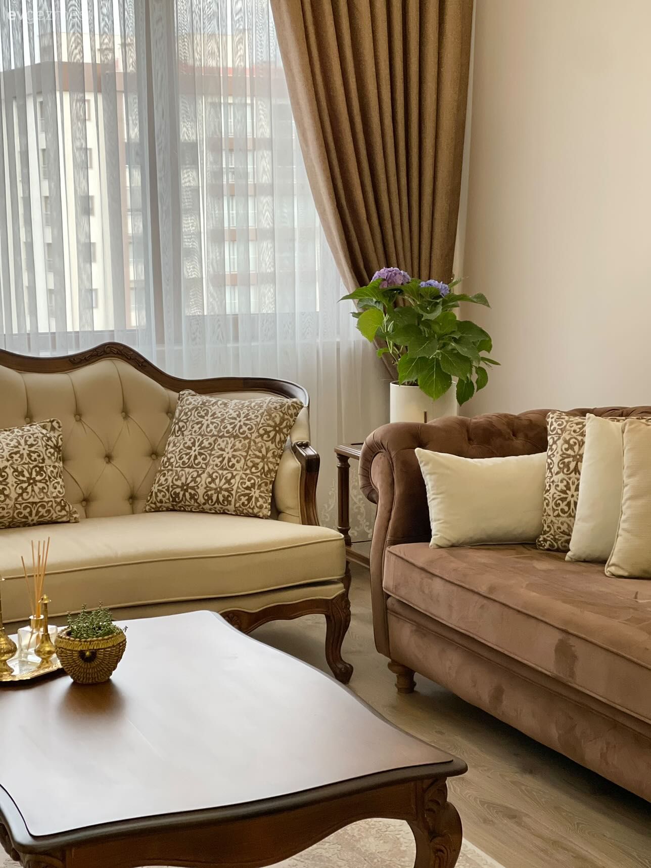 Fon perde, Perde, Kahverengi, Beyaz, Krem, Koltuk takımı, Country, Orta sehpa, Sehpa, Ev bitkisi, Kırlent, Ev tekstili