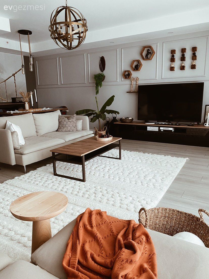 Salon, Bohem Dekorasyon, Modern, Vizon, Beyaz, Gri, Bej, Tv ünitesi, Tv ünitesi aksesuarları, Ev Aksesuar, Duvar çıtalama, Duvar dekorasyonu, Halı, Orta sehpa, Sehpa, Koltuk takımı, Avize, Aydınlatma