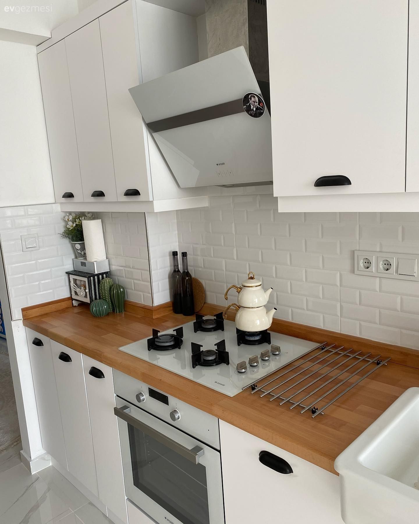 Mutfak, Beyaz, Ahşap mutfak tezgahı, Mutfak tezgahı, Metro seramik, Seramik, Ankastre, Davlumbaz, Mutfak halısı