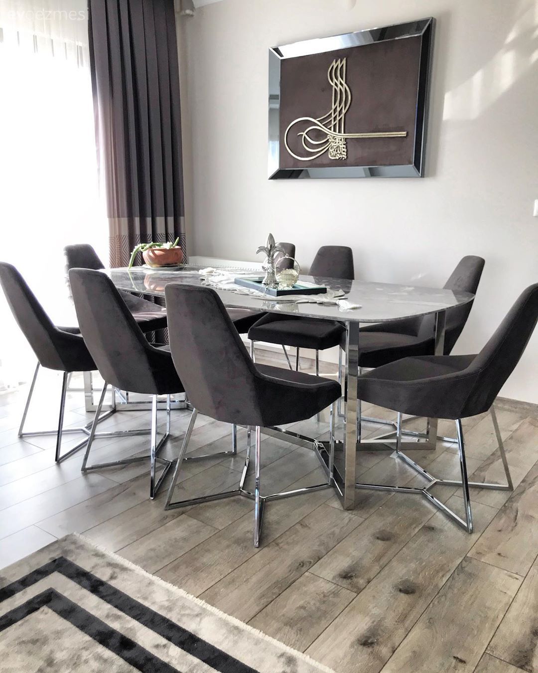 Yemek Odası, Antrasit  , Krem, Ayna çerçeve, Aynalı aksesuar, Duvar panosu, Duvar dekorasyonu, Fon perde, Perde, Tül perde, Yemek masası, Sandalye, Dekoratif Objeler