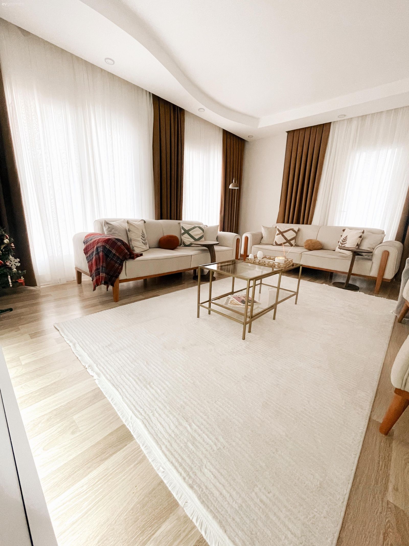 Bu Modern Evde Her Zamana Uyum Sağlayan Parçalar Var