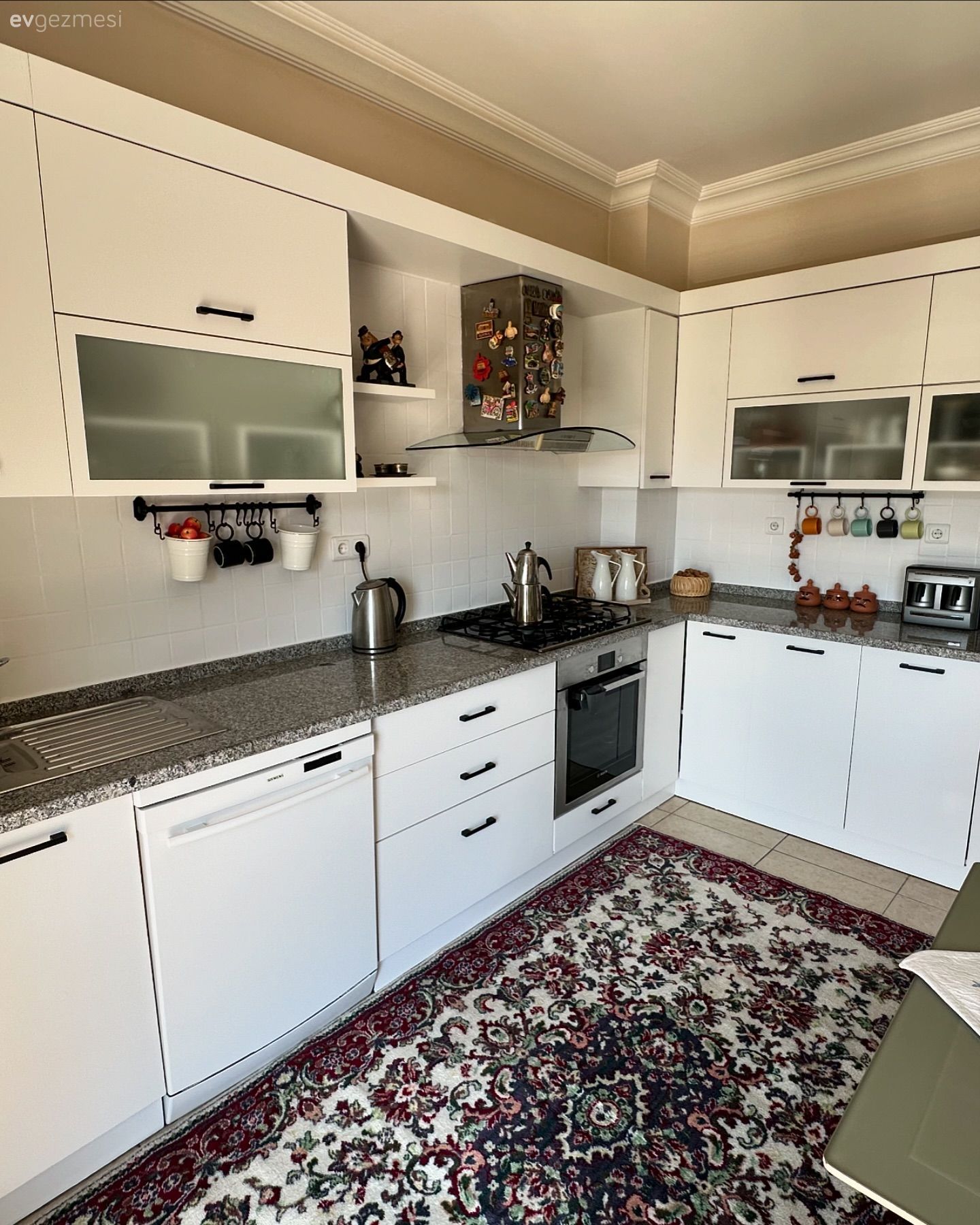 Beyaza Boyanan Bu Mutfak Etnik Halısıyla Dikkatleri Çekmiş!