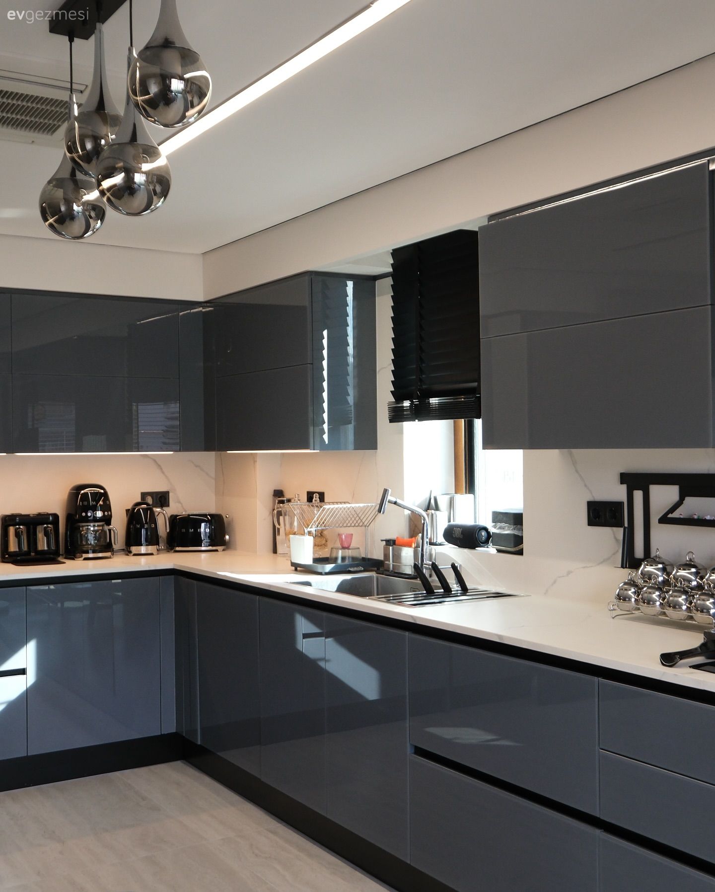 Bu Modern Mutfakta Oturma Köşesi İlgiyi Arttırmış