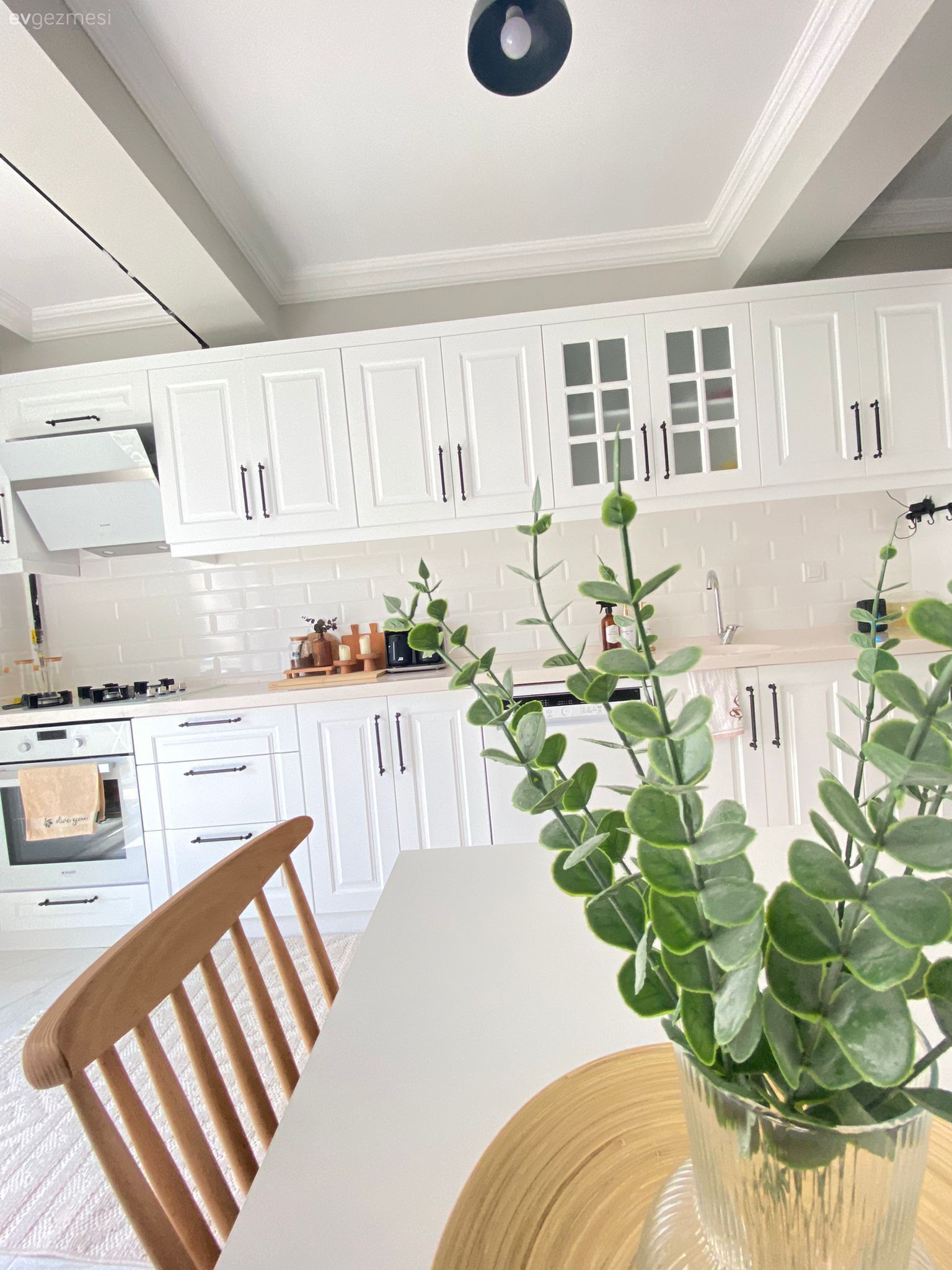 Mutfak, Beyaz, İskandinav, Modern, Ahşap Mobilya, Sandalye, Mutfak masası, Davlumbaz, Shaker kapaklı dolaplar, Mutfak tezgahı, Mutfak tezgah arası