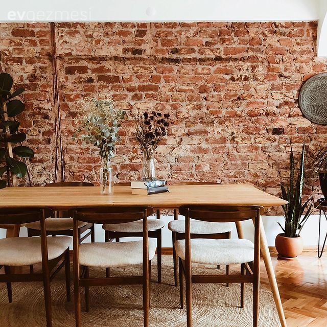 Taş duvar, Duvar dekorasyonu, Yemek Odası, Kahverengi, Beyaz, Ev bitkisi, Sandalye, Yemek masası, Ahşap Mobilya, Vazo, Ev Aksesuar, Parke