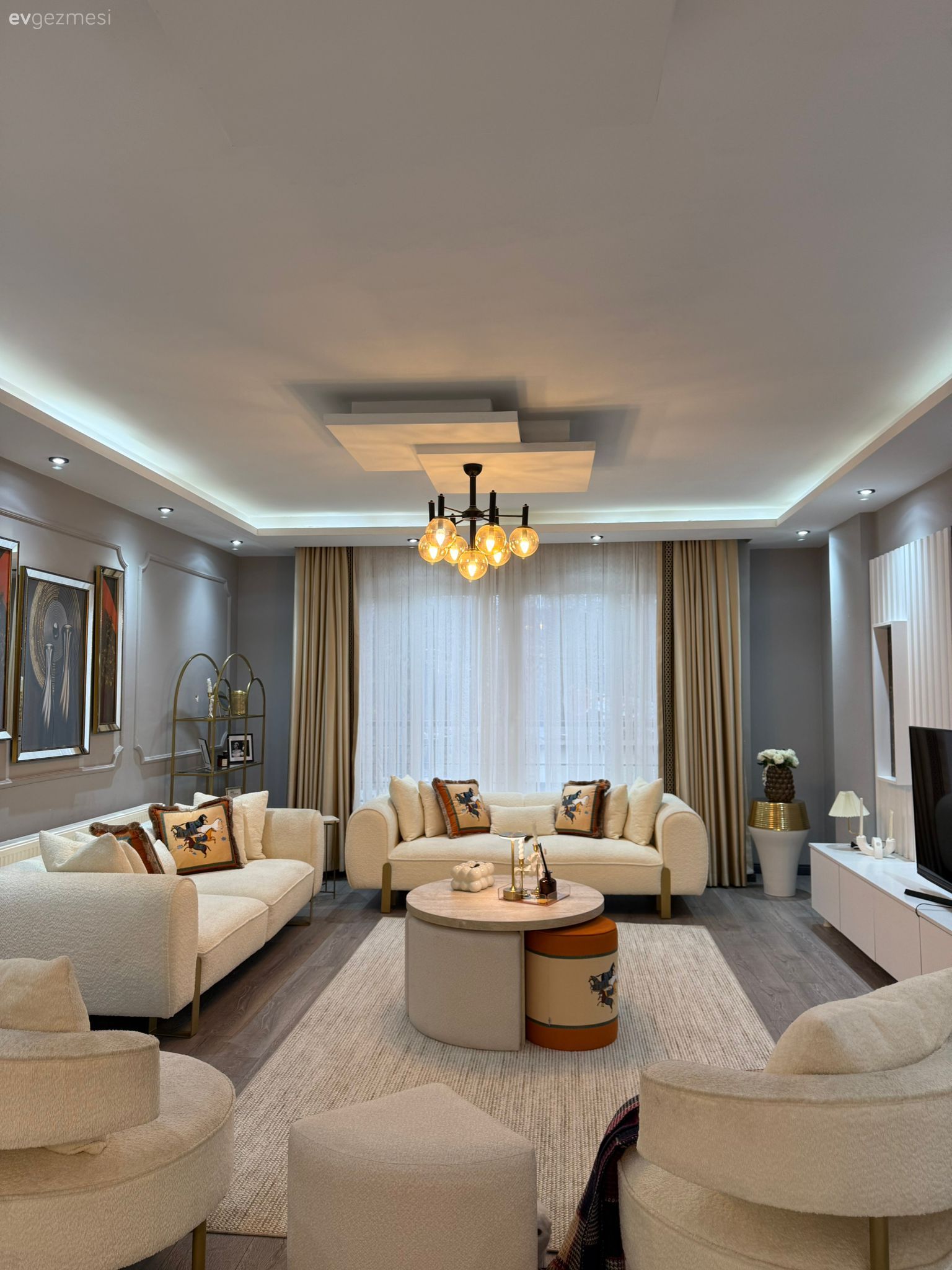 Salon, Modern, İskandinav, Beyaz, Krem, Bej, Beyaz koltuk, Koltuk takımı, Kahverengi, Altın, Fon perde, Perde, Tül perde, Orta sehpa, Sehpa, Yuvarlak sehpa, Tablo, Duvar dekorasyonu, Spot aydınlatma, Aydınlatma, Halı, Salon halısı, Avize, Salon avizesi, Tv ünitesi, Tv ünitesi aksesuarları, Ev Aksesuar, Kırlent, Ev tekstili, Dekoratif Objeler