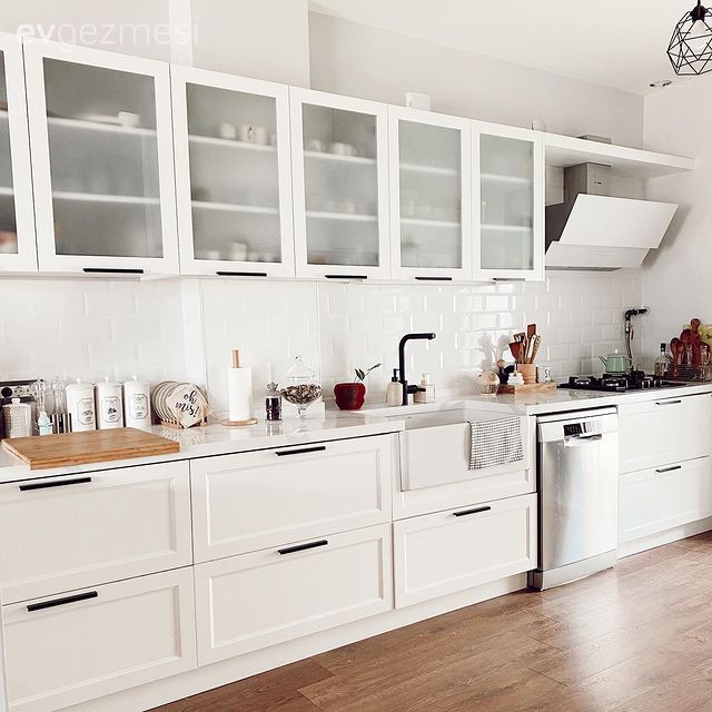 Mutfak, Beyaz, İskandinav, Mutfak tezgahı, Mutfak tezgah arası, Tezgah arası seramik, Kahve köşesi, Parke, Mutfak Avize Modelleri, Mutfak aksesuarları