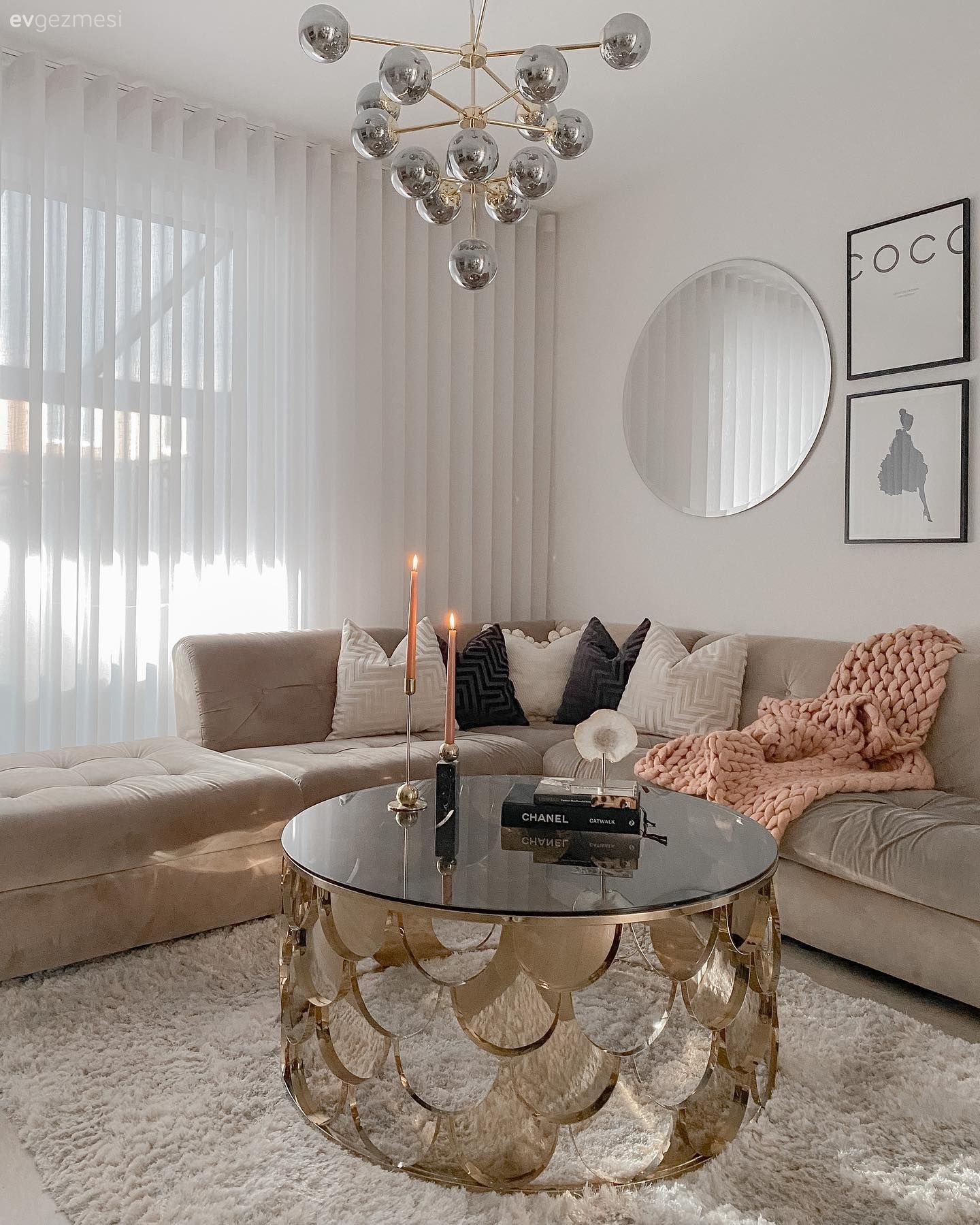 Salon, Art deko, Modern, Krem, Bej, Altın, Köşe koltuk, Koltuk takımı, Orta sehpa, Sehpa, Kırlent, Ev tekstili, Yuvarlak ayna, Dekoratif ayna, Çerçeve, Tablo, Duvar dekorasyonu, Avize, Aydınlatma, Salon avizesi, Tül perde, Perde, Halı, Salon halısı