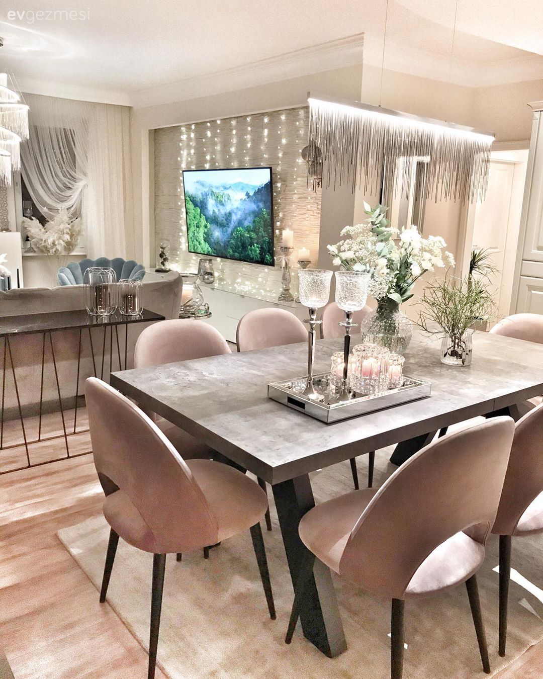 Amerikan Mutfak, Mutfak, Ahşap masa, Sandalye, Pudra pembe, Şamdan, Ev Aksesuar, Çiçekler, Halı, Avize, Aydınlatma, Tv ünitesi, Tv ünitesi aksesuarları, Taş duvar, Duvar dekorasyonu