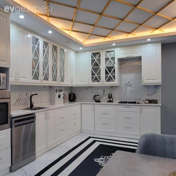 Mutfak, Beyaz, Beyaz mutfak, Siyah- Beyaz, Mutfak halısı, Spot aydınlatma, Aydınlatma, Tavan dekorasyon, Mutfak tezgahı, Mutfak tezgah arası