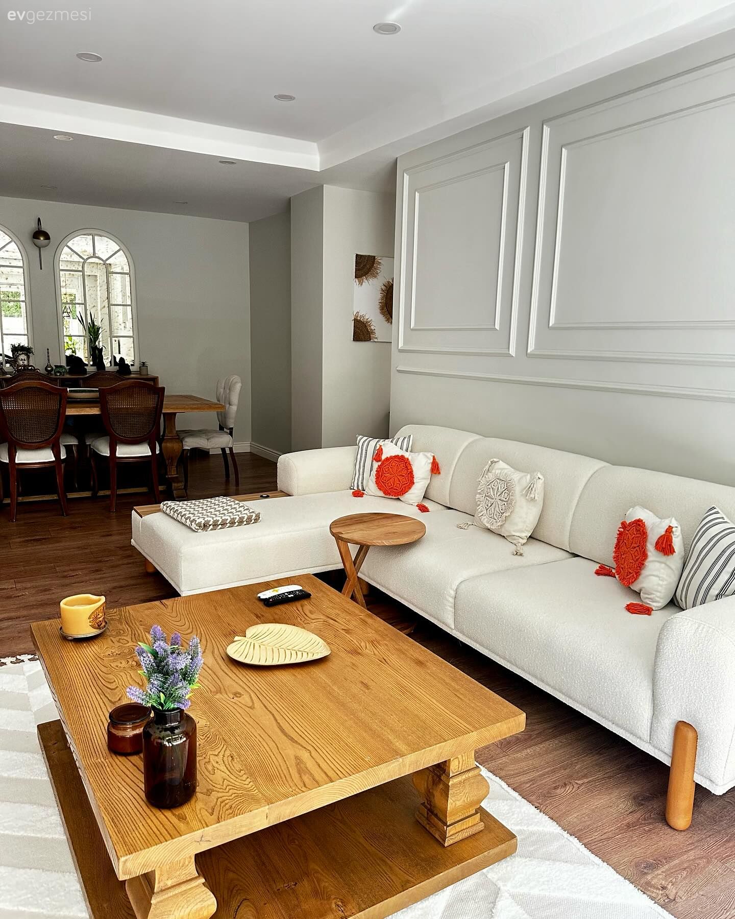 Salon, İskandinav, Modern, Beyaz, Bej, Krem, Turuncu, Köşe koltuk, Koltuk takımı, Orta sehpa, Sehpa, Halı, Salon halısı, Duvar çıtalama, Ev bitkisi, Parke, Kırlent, Ev tekstili