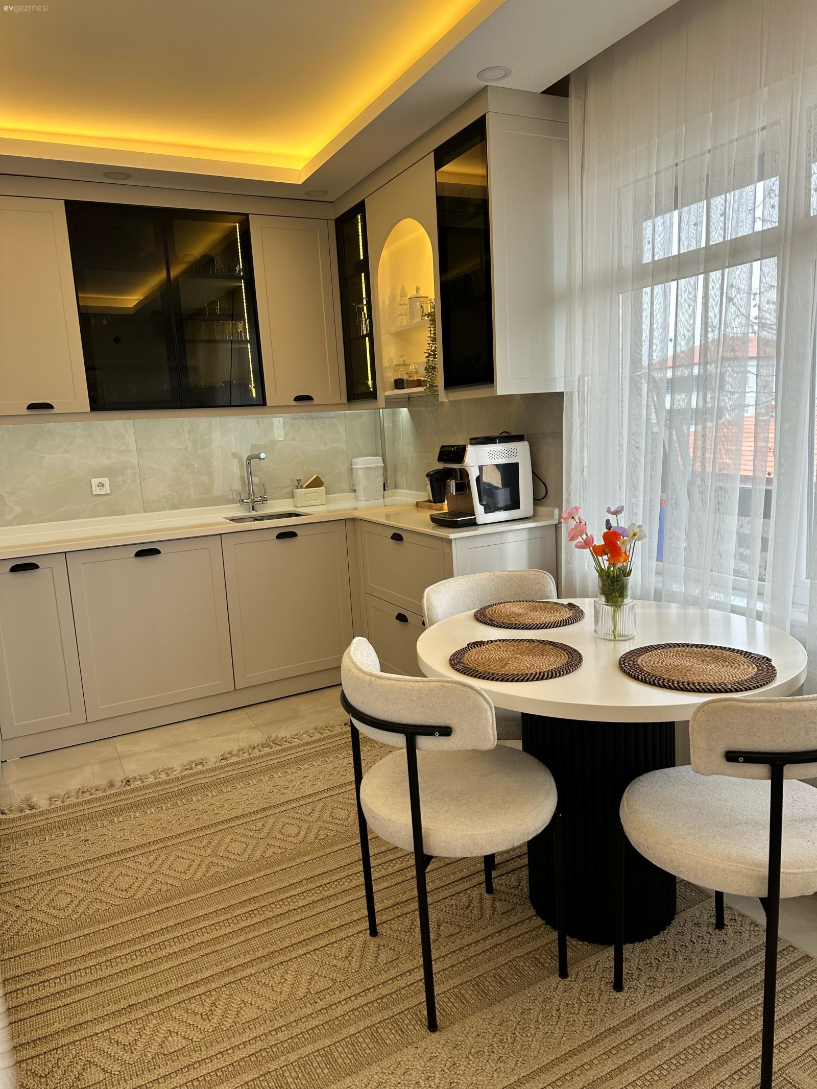 Bu Kırşehir Mutfağında Cam Kapaklar Şıklığı Arttırmış