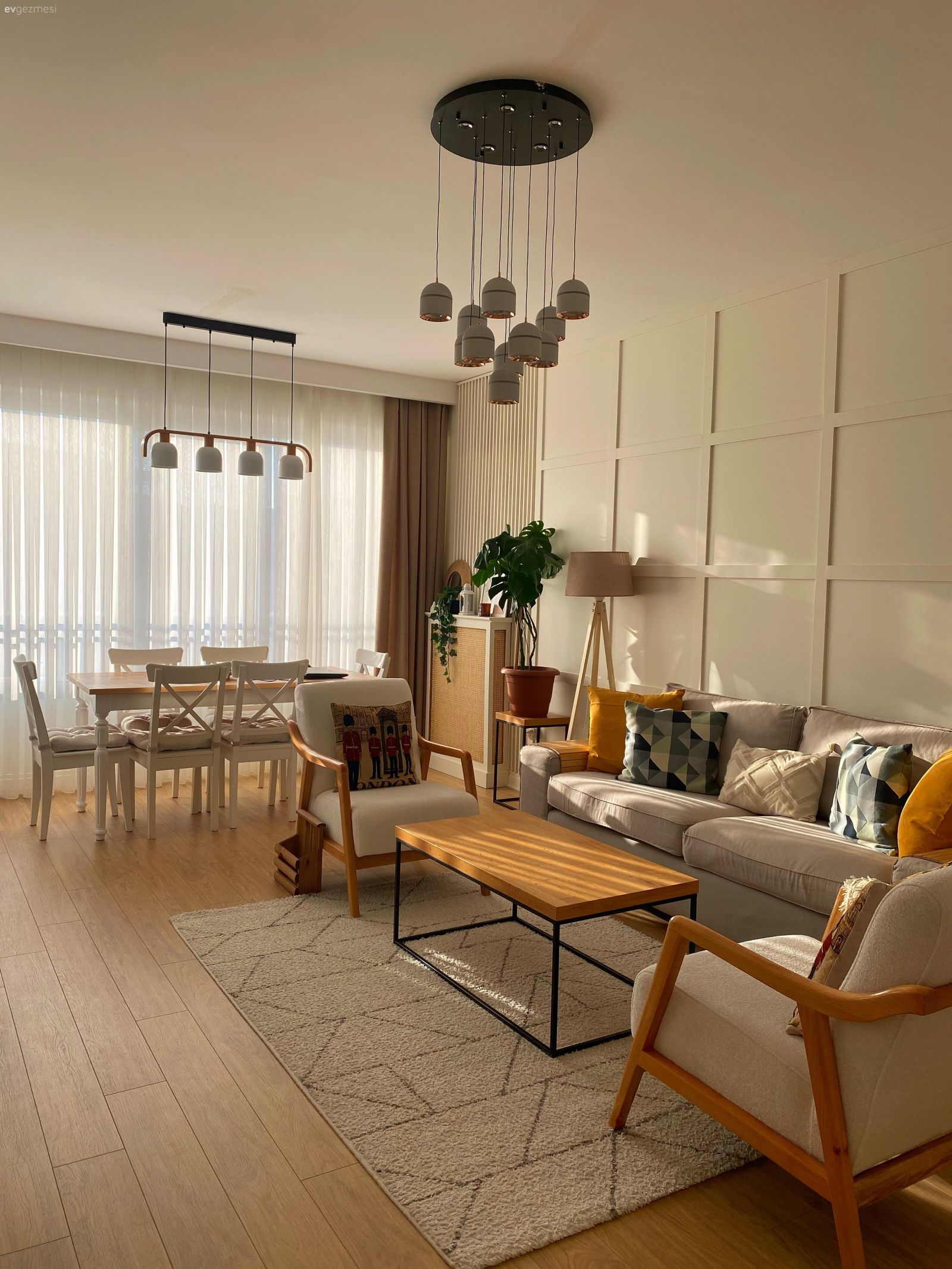 Salon, Bohem Dekorasyon, İskandinav, Beyaz, Krem, Sarı, Koltuk takımı, Berjer, Kırlent, Ev tekstili, Bej, Hardal, Tül perde, Perde, Sandalye, Yemek masası, Avize, Aydınlatma, Orta sehpa, Sehpa, Halı, Salon halısı, Duvar çıtalama, Parke