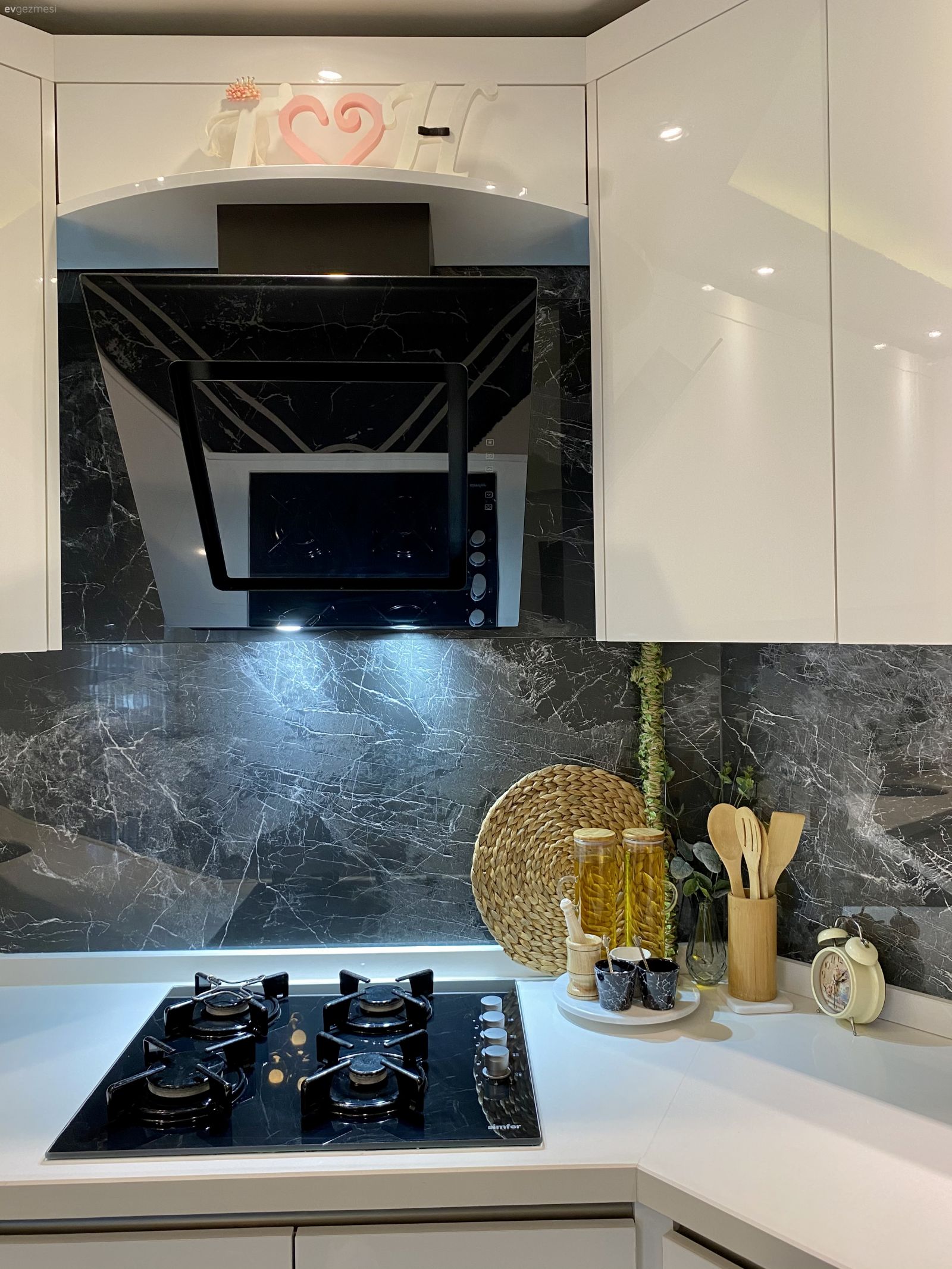 Mutfak, Beyaz, Siyah, Gri, Mutfak tezgahı, Mutfak tezgah arası, Tezgah arası doğal taş, Ankastre