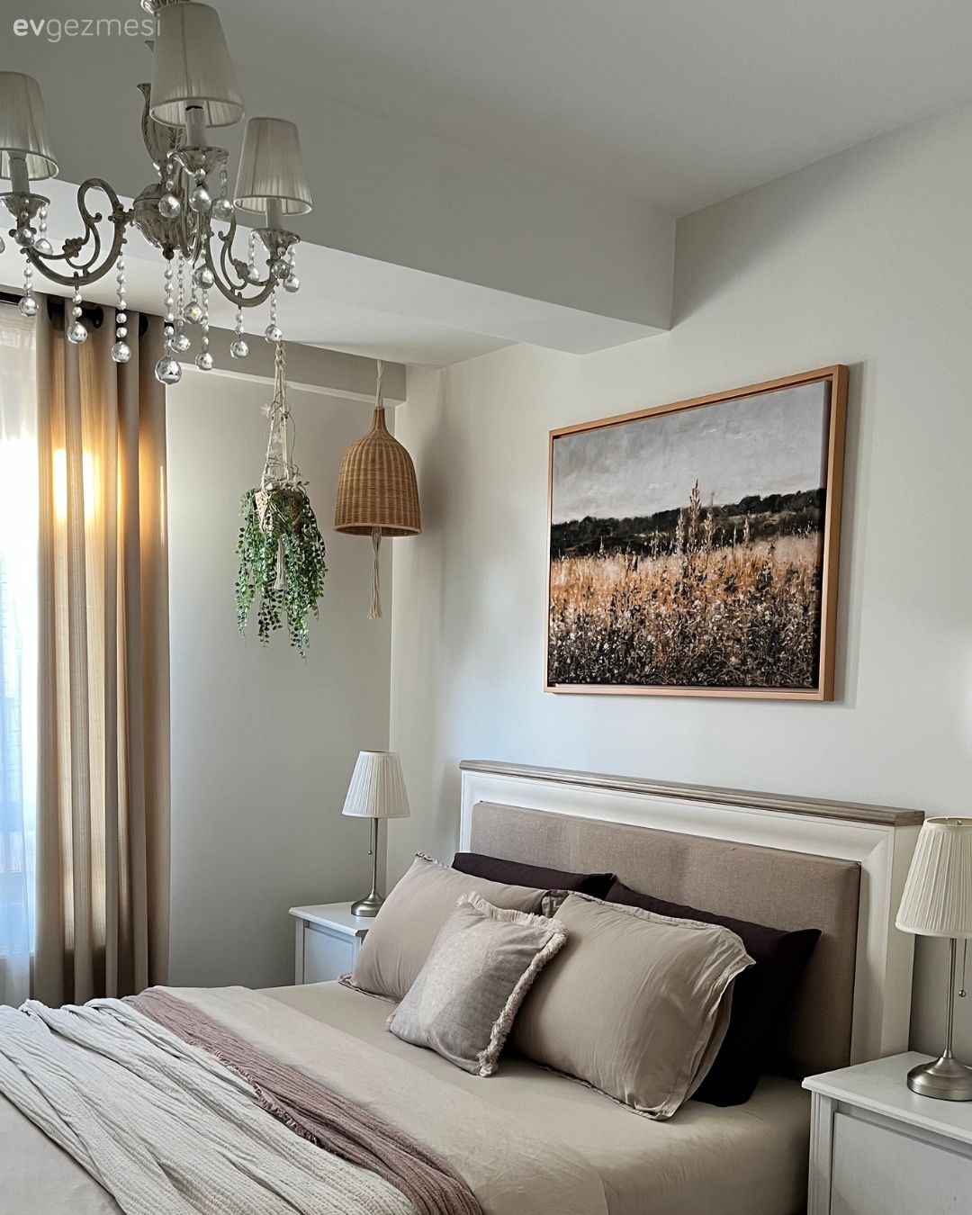 Yatak Odası, Country, Bohem Dekorasyon, Krem, Vizon, Bej, Tablo, Duvar dekorasyonu, Hasır avize, Komodin, Fon perde, Perde, Dekoratif Objeler, Yatak odası avizesi