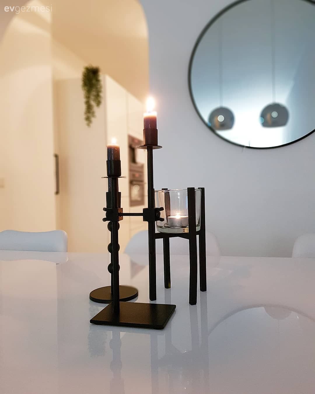 Beyazla Kuşanan Bu  Modern Ev Adeta Su Gibi Akıyor